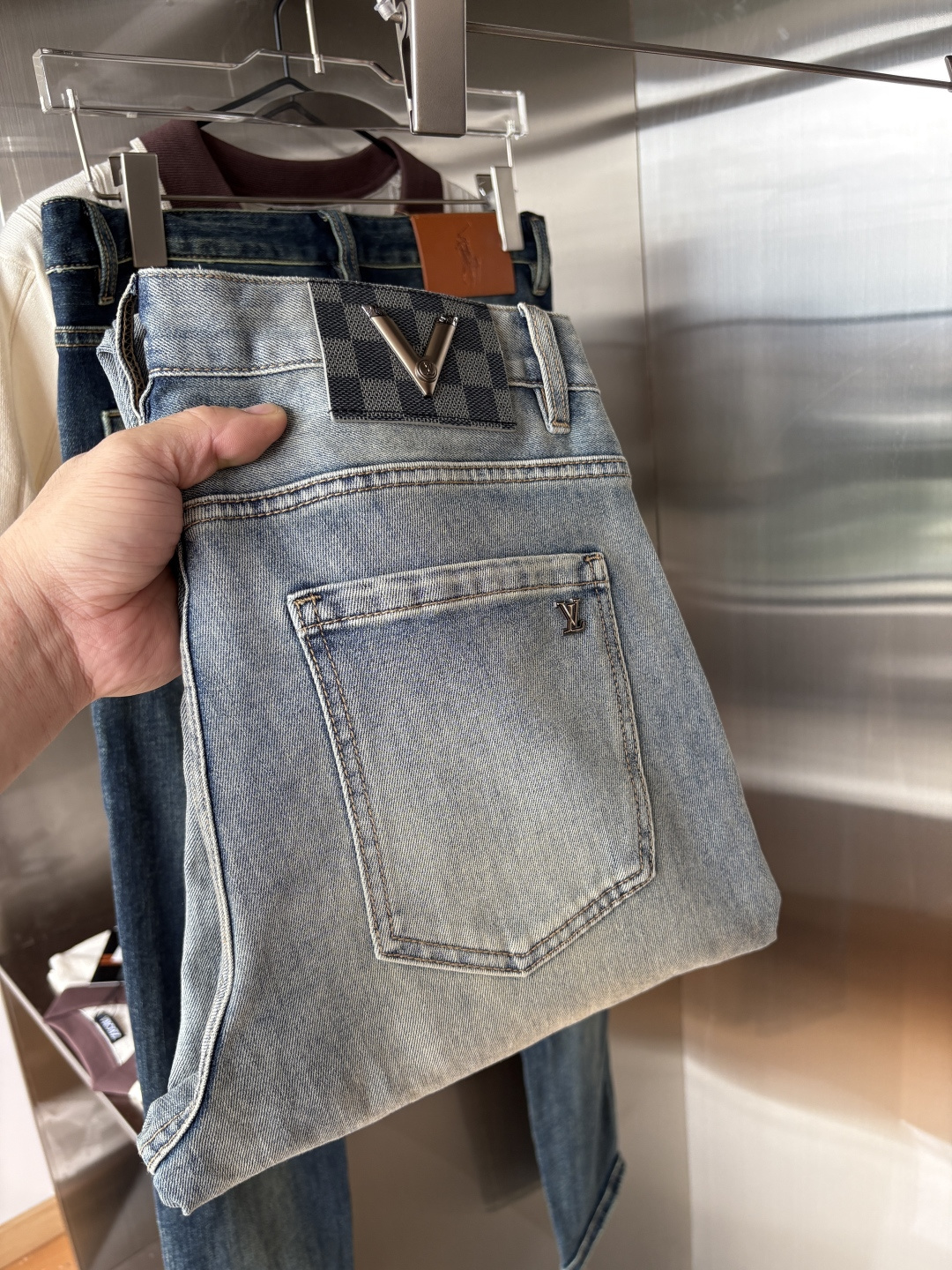 NO:467560,A pair of jeans with super stylish straight plate shape, customized original washing denim fabric, unique design, top-grade embroidery craft letter pattern logo, original hardware and auxiliary decoration, extremely superior jeans, the materials and craftsmanship are extremely luxurious and exquisite, extremely high-end, handsome and stylish, recommended, 005 yards 29-38 without 35; 37, jeans, alexander wang19860909直筒板型超级有范儿的一款牛仔裤,定制原版水洗牛仔面料,独特设计,顶级刺绣工艺字母图案logo,原版五金辅料装饰,极为翘楚的一款牛仔裤,用料与工艺都极致奢华精湛,档次极高,上身帅气有型,推荐,005码数29-38没35；37,,jeans,alexander wang,Men's clothing