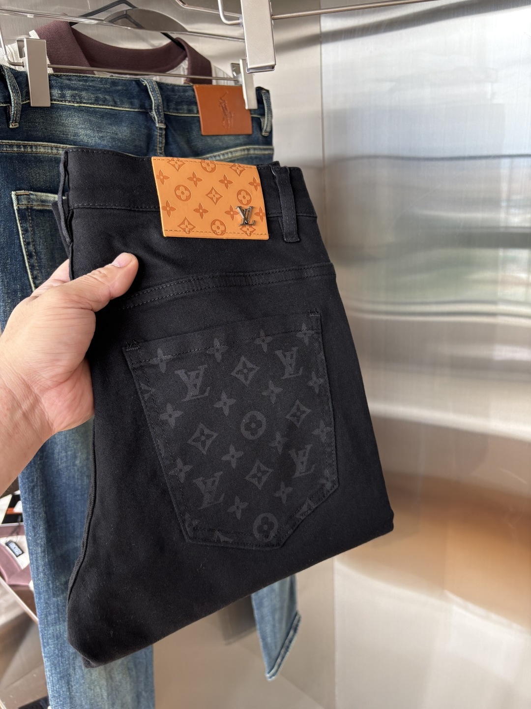 NO:467567,A super stylish jeans, customized original washing denim fabric, unique design, top-grade embroidery craft letter pattern logo, original hardware and auxiliary decoration, an extremely superior jeans, the materials and craftsmanship are extremely luxurious and exquisite, the grade is extremely high, the upper body is handsome and stylish, recommended, 005 yards 29-38 without 35; 37, jeans, alexander wang19860909超级有范儿的一款牛仔裤,定制原版水洗牛仔面料,独特设计,顶级刺绣工艺字母图案logo,原版五金辅料装饰,极为翘楚的一款牛仔裤,用料与工艺都极致奢华精湛,档次极高,上身帅气有型,推荐,005码数29-38没35；37,,jeans,alexander wang,Men's clothing