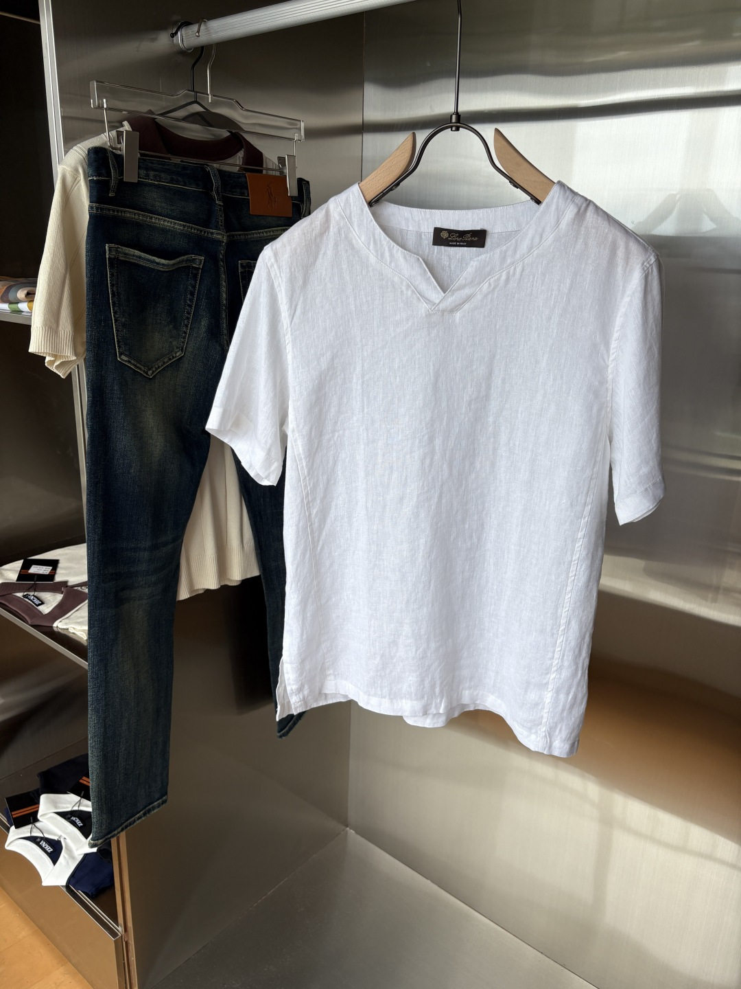 NO:469581,L linen men's short sleeves, the ceiling of men's clothing industry, this lapel linen shirt has a delicate craftsmanship precision for each needle, completely different from ordinary fabric cutting. The lines are smooth, the style is crisp, perfectly modifying the body, and the classic lapel design is simple but not atmospheric. The texture is silky, close to the body, skin-friendly and breathable!  Whether it is daily going out or business leisure, you can easily control it, demonstrating the elegant temperament of a man!  Code number M-3XL (48-56), loro piana, T-shirt, alexander wang19860909L亚麻男士短袖,男装界的天花板,这款翻领麻料衫短袖精准到每一针的细腻工艺,完全区别于普通面料裁剪.线条流畅,版型挺括,完美修饰身形,经典翻领设计,简约而不失大气.质感丝滑,贴身亲肤透气！无论是日常出街还是商务休闲,都能轻松驾驭,彰显男士优雅气质！ 码数M-3XL（48-56）,,loro piana,T-shirt,alexander wang,Men's clothing