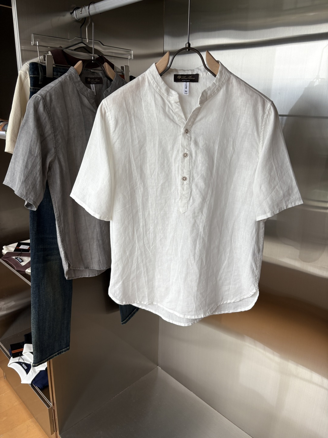 NO:469575,LP 30 ramie; 20 cotton men's short sleeves, the ceiling of men's clothing industry, this lapel linen shirt has a delicate craftsmanship precision in each needle, completely different from ordinary fabric cutting. The lines are smooth, the style is crisp, perfectly modifying the body, the classic lapel design is simple but not atmospheric. The texture is silky, close to the body, skin-friendly and breathable!  Whether it is daily going out or business leisure, you can easily control it, demonstrating the elegant temperament of a man!  Code number M-3XL (48-56), loro piana, T-shirt, alexander wang19860909LP 30苎麻；20棉男士短袖,男装界的天花板,这款翻领麻料衫短袖精准到每一针的细腻工艺,完全区别于普通面料裁剪.线条流畅,版型挺括,完美修饰身形,经典翻领设计,简约而不失大气.质感丝滑,贴身亲肤透气！无论是日常出街还是商务休闲,都能轻松驾驭,彰显男士优雅气质！ 码数M-3XL（48-56）,,loro piana,T-shirt,alexander wang,Men's clothing