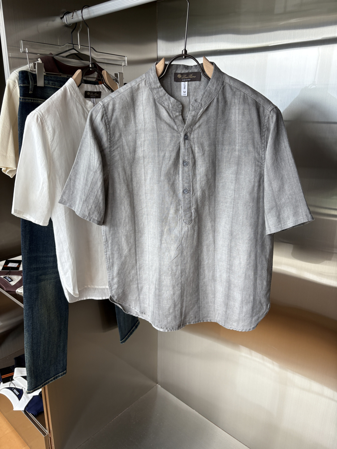 NO:467573,L ramie; 20 cotton men's short sleeves, ceiling in men's clothing industry, this lapel linen shirt has a delicate craftsmanship that is accurate to each needle, completely different from ordinary fabric cutting. The lines are smooth, the style is crisp, perfectly modifying the body, classic lapel design, simple but not atmospheric. The texture is silky, close to the body, skin-friendly and breathable!  Whether it is daily going out or business leisure, you can easily control it, demonstrating the elegant temperament of a man!  Code number M-3XL (48-56), T-shirt, alexander wang19860909L苎麻；20棉男士短袖,男装界的天花板,这款翻领麻料衫短袖精准到每一针的细腻工艺,完全区别于普通面料裁剪.线条流畅,版型挺括,完美修饰身形,经典翻领设计,简约而不失大气.质感丝滑,贴身亲肤透气！无论是日常出街还是商务休闲,都能轻松驾驭,彰显男士优雅气质！ 码数M-3XL（48-56）,,T-shirt,alexander wang,Men's clothing