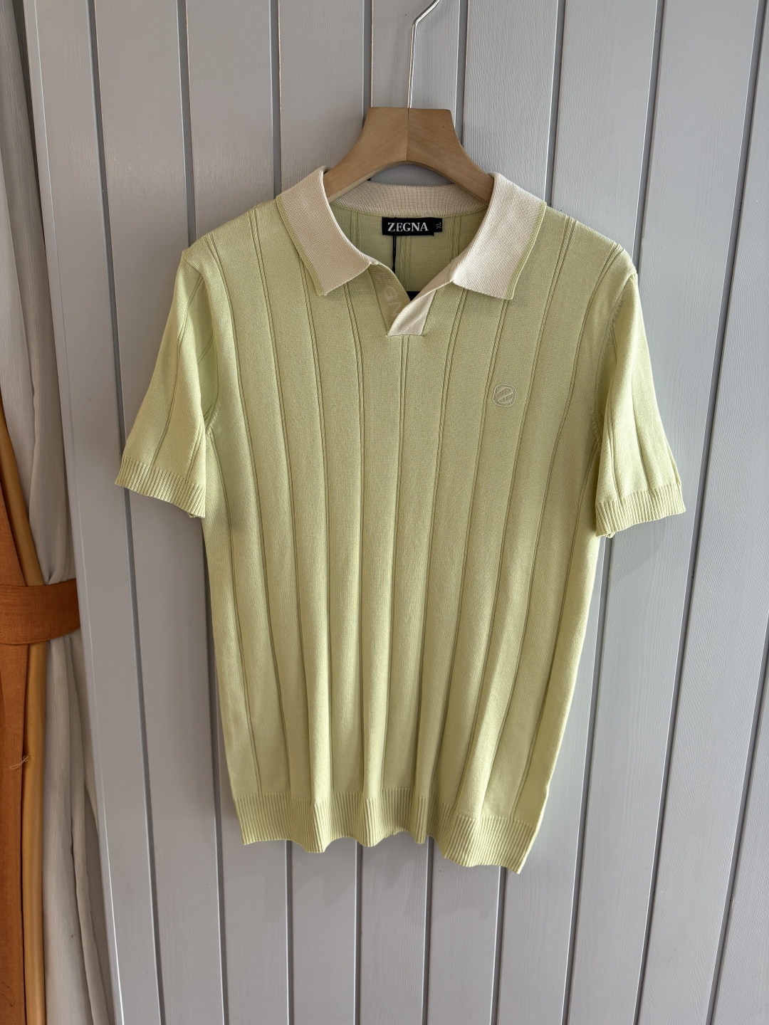 NO:473067,Time-consuming King' diamond jacquard design selects ultra-fine high-quality yarn lapel short-sleeved men's collection 'Time-consuming King' round neck and elegant craftsmanship, which touches the skin with high-end style. The ingenuity of diamond hollow jacquard is a three-dimensional diamond jacquard that takes months to carve. The architectural aesthetic texture is weaved between warp and weft. The light and shadow penetrate through, and the gestures show low-key luxury. Classic grid lapel short-sleeved design Simple lapel outlines neat lines, and short-sleeved tailoring is suitable for multiple scenes - the layered suit during business meetings shows elegance, casual wear reveals gentleman's taste, and the collection style never fades. The ultimate quality testimony of details Precision turning ensures that the seams are flat, the bone position is reinforced and durable without deformation; the neckline threads have been washed and tested, and they are still as crisp as new as they wear for a long time, and every detail is a testimony of 'time-consuming'.  Code number L-4XL, T-shirt, business suit, alexander wang19860909耗时王”菱形提花设计甄选超细优质纱线翻领短袖男士典藏款「耗时王」圆领奢雅工艺,触肤即高阶. 匠心底蕴菱形镂空提花 耗时数月雕琢的立体菱形提花,经纬间织就建筑美学肌理,光影穿透时显隐交错,举手投足尽展低调奢华. 经典型格翻领短袖设计 简约翻领勾勒利落线条,短袖剪裁适配多场景——商务会晤时叠搭西装显儒雅,休闲时光单穿流露绅士品味,典藏款型永不褪色. 细节至臻品质见证 精密车工确保接缝平整,骨位加固耐穿不变形；领口螺纹经水洗测试,久穿仍挺括如新,每一处细节皆为「耗时」证言. 码数L-4XL,,T-shirt,business suit,alexander wang,Men's clothing