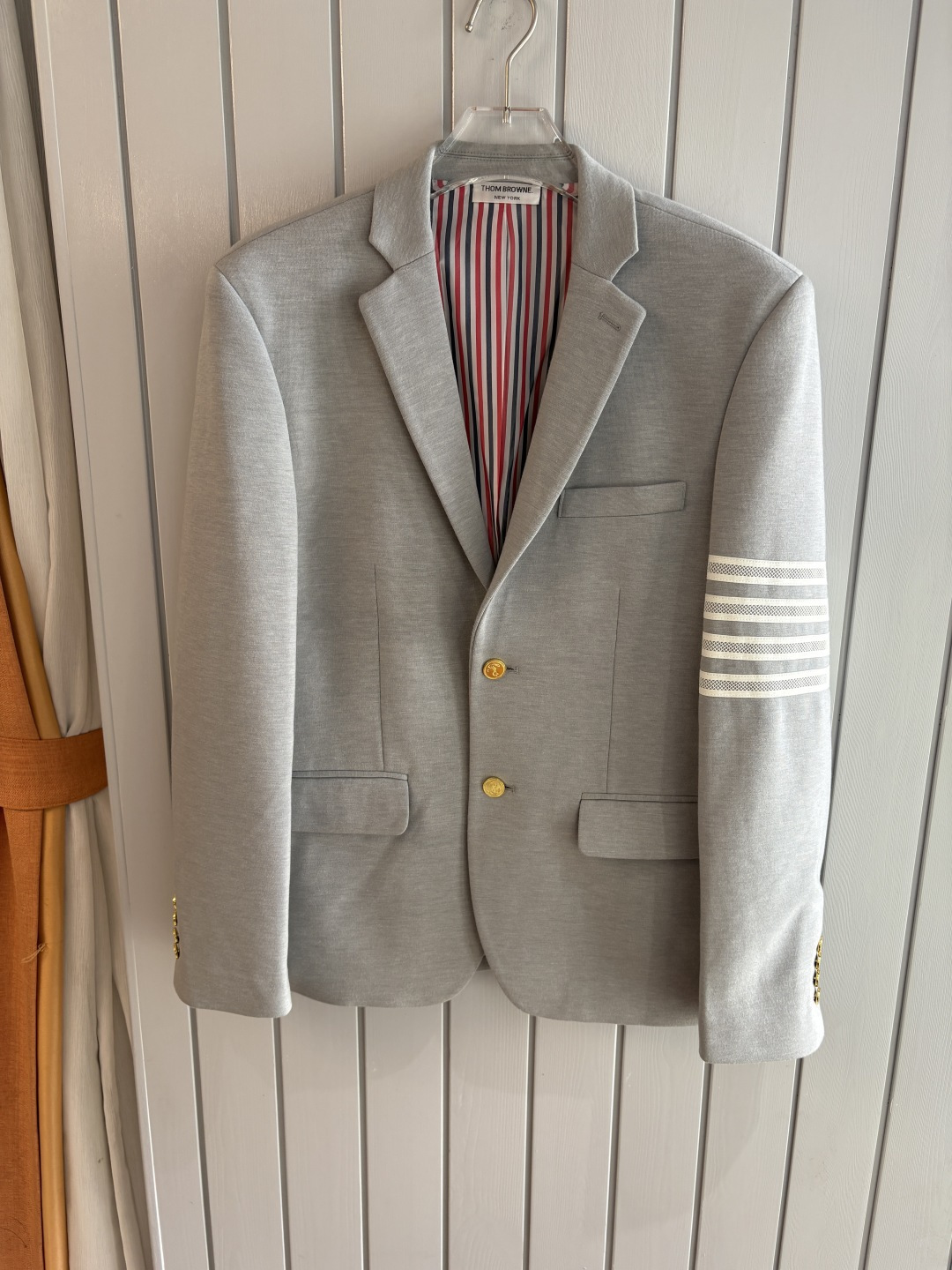 NO:531207,(New product) TB new classic three-pin buckle fashionable wool single, the same classic color wool wool wool, the same classic color wool wool wool logo, casual lapel suit jacket!  Trading company channels TB reputation channel orders are rare, you should not miss the channel ruthless goods, there is no problem with all kinds of details, and the first-class hard-core quality quality control!  This single-size selection is made of imported wool materials. It is definitely not the ordinary nylon cotton yarn on the market. It has a precise feel, good breathability and extension, classic stripes and color details inside, and a flat, smooth and anti-static surface!  The brand new 3D cutting ratio and classic three-pin buckle design have a clear muscles and bones that can better modify the body shape, which is very suitable for daily wear of OLs in the workplace!  The classic colour of the sleeves and arms are woven in four bar logos, and the grosgrain jacquard strips are woven in instrumental jacquard. The red, white and blue stripes are oily in color and texture are integrated, demonstrating the distinctive luxury charm of the brand!  Customized natural mother buckle details are provided for customer-supply, with smooth, round and shiny texture, which brings the sense of luxury to the extreme!  As the most stylish outfit, especially the 'project' of successful people, suits must be equipped with your status and have a strong sense of resilience in the workplace. This TB is the best choice!  Size 1-5 Size 1 shoulder width 42cm-bust 100cm-length 66cm-sleeve length 60cm 2 Size shoulder width 43cm-bust 104cm-length 68cm-sleeve length 61cm 3 Size shoulder width 44cm-bust 108cm-leeve length 70cm-sleeve length 62cm 4 Size shoulder width 45cm-bust 112cm-leeve length 72cm-sleeve length 63cm 5 Sleeve width 46cm-bust 116cm-leeve length 74cm-sleeve length 64cm Size recommended (standard version) Height 174-140 catties, try on 2 sizes appropriate!  A boy can choose 1 size for a weight of less than 125 catties, 2 size for a weight of 125-140 catties, 3 size for a weight of 140-155 catties, 4 size for a weight of 155-170 catties, and 5 size for a weight of 170-185 catties!  All girls can choose 1 size!  ,,jackets & coats,alexander wang19860909(新品)TB新款经典三粒扣时尚羊毛单西,男女同款经典色织四条杠标识休闲翻领西服外套！贸易公司渠道TB口碑渠道订单稀出,你不容错过的渠道狠货,各种细节做工都没有问题,品控一流的硬核精品！ 此款单西精选客供进口羊毛材质打造,绝非市面上一般的尼龙棉纱,具备精密的手感,良好的透气性和延长性,内里经典条纹色泽细节,垫面平整光滑抗静电！焕然一新的3D裁剪比例,经典的三粒扣设计,筋骨分明更能修饰身型,非常适合职场OL日常穿着搭配！袖臂经典色织四条杠标识,后领罗缎提花彩条,采用器械式提花工艺编织而成,红白蓝条纹色泽油润,纹理一体化,彰显鲜明的品牌独特奢华魅力！客供定制天然母贝扣细节,质感光滑圆润有光泽,更是将奢华感展现到极致！西服作为最有格调的着装,特别是成功人士的门面“工程”,要标配起你们的身份地位,在职场中游韧有余,这款TB莫过于最好的选择！尺码1-5 1码肩宽42cm-胸围100cm-衣长66cm-袖长60cm 2码肩宽43cm-胸围104cm-衣长68cm-袖长61cm 3码肩宽44cm-胸围108cm-衣长70cm-袖长62cm 4码肩宽45cm-胸围112cm-衣长72cm-袖长63cm 5码肩宽46cm-胸围116cm-衣长74cm-袖长64cm 尺码推荐（标准版型） 身高174-140斤,试穿2码合适！ 男生体重125斤以内选择1码,125-140斤选择2码,140-155斤选择3码,155-170斤选择4码,170-185斤选择5码！ 女生全部选择1码即可！,,jackets & coats,alexander wang,Men's clothing