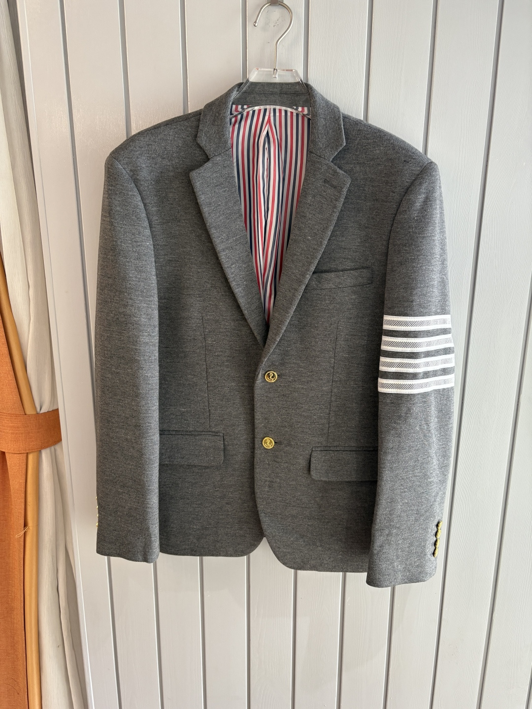 NO:473070,(New product) TB new classic three-pin buckle fashionable wool single, the same classic color wool wool wool, the same classic color wool wool wool logo, casual lapel suit jacket!  Trading company channels TB reputation channel orders are rare, you should not miss the channel ruthless goods, there is no problem with all kinds of details, and the first-class hard-core quality quality control!  This single-size selection is made of imported wool materials. It is definitely not the ordinary nylon cotton yarn on the market. It has a precise feel, good breathability and extension, classic stripes and color details inside, and a flat, smooth and anti-static surface!  The brand new 3D cutting ratio and classic three-pin buckle design have a clear muscles and bones that can better modify the body shape, which is very suitable for daily wear of OLs in the workplace!  The classic colour of the sleeves and arms are woven in four bar logos, and the grosgrain jacquard strips are woven in instrumental jacquard. The red, white and blue stripes are oily in color and texture are integrated, demonstrating the distinctive luxury charm of the brand!  Customized natural mother buckle details are provided for customer-supply, with smooth, round and shiny texture, which brings the sense of luxury to the extreme!  As the most stylish outfit, especially the 'project' of successful people, suits must be equipped with your status and have a strong sense of resilience in the workplace. This TB is the best choice!  Size 1-5 Size 1 shoulder width 42cm-bust 100cm-length 66cm-sleeve length 60cm 2 Size shoulder width 43cm-bust 104cm-length 68cm-sleeve length 61cm 3 Size shoulder width 44cm-bust 108cm-leeve length 70cm-sleeve length 62cm 4 Size shoulder width 45cm-bust 112cm-leeve length 72cm-sleeve length 63cm 5 Sleeve width 46cm-bust 116cm-leeve length 74cm-sleeve length 64cm Size recommended (standard version) Height 174-140 catties, try on 2 sizes appropriate!  A boy can choose 1 size within 125 catties, 2 size for 125-140 catties, 3 size for 140-155 catties, 4 size for 155-catties, and 5 size for -185 catties!  All girls can choose 1 size!  ,,jackets & coats,alexander wang19860909(新品)TB新款经典三粒扣时尚羊毛单西,男女同款经典色织四条杠标识休闲翻领西服外套！贸易公司渠道TB口碑渠道订单稀出,你不容错过的渠道狠货,各种细节做工都没有问题,品控一流的硬核精品！ 此款单西精选客供进口羊毛材质打造,绝非市面上一般的尼龙棉纱,具备精密的手感,良好的透气性和延长性,内里经典条纹色泽细节,垫面平整光滑抗静电！焕然一新的3D裁剪比例,经典的三粒扣设计,筋骨分明更能修饰身型,非常适合职场OL日常穿着搭配！袖臂经典色织四条杠标识,后领罗缎提花彩条,采用器械式提花工艺编织而成,红白蓝条纹色泽油润,纹理一体化,彰显鲜明的品牌独特奢华魅力！客供定制天然母贝扣细节,质感光滑圆润有光泽,更是将奢华感展现到极致！西服作为最有格调的着装,特别是成功人士的门面“工程”,要标配起你们的身份地位,在职场中游韧有余,这款TB莫过于最好的选择！尺码1-5 1码肩宽42cm-胸围100cm-衣长66cm-袖长60cm 2码肩宽43cm-胸围104cm-衣长68cm-袖长61cm 3码肩宽44cm-胸围108cm-衣长70cm-袖长62cm 4码肩宽45cm-胸围112cm-衣长72cm-袖长63cm 5码肩宽46cm-胸围116cm-衣长74cm-袖长64cm 尺码推荐（标准版型） 身高174-140斤,试穿2码合适！ 男生体重125斤以内选择1码,125-140斤选择2码,140-155斤选择3码,155-斤选择4码,-185斤选择5码！ 女生全部选择1码即可！,,jackets & coats,alexander wang,Men's clothing