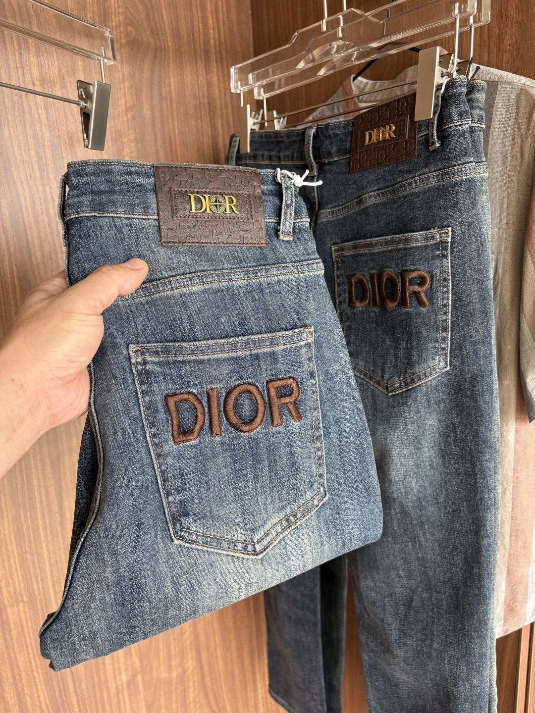 NO:481619,A super stylish jeans, customized original washing denim fabric, unique design, top-grade embroidery craft letter pattern logo, original hardware and auxiliary decoration, an extremely superior jeans, the materials and craftsmanship are extremely luxurious and exquisite, the grade is extremely high, the upper body is handsome and stylish, recommended, 005 yards 29-38 without 35; 37, jeans, alexander wang19860909超级有范儿的一款牛仔裤,定制原版水洗牛仔面料,独特设计,顶级刺绣工艺字母图案logo,原版五金辅料装饰,极为翘楚的一款牛仔裤,用料与工艺都极致奢华精湛,档次极高,上身帅气有型,推荐,005码数29-38没35；37,,jeans,alexander wang,Men's clothing