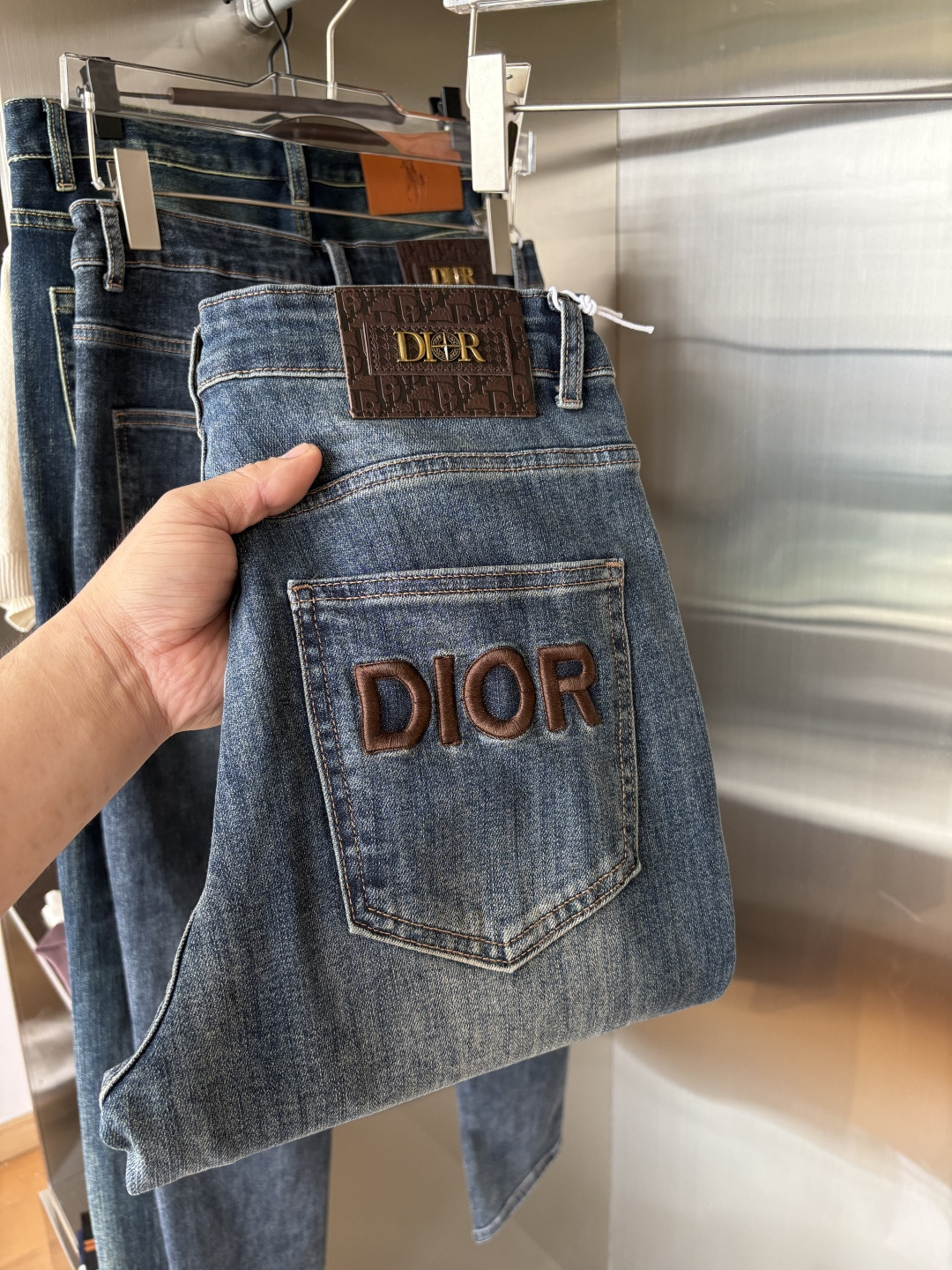 NO:480455,A super stylish jeans, customized original washing denim fabric, unique design, top-grade embroidery craft letter pattern logo, original hardware and auxiliary decoration, an extremely superior jeans, the materials and craftsmanship are extremely luxurious and exquisite, the grade is extremely high, the upper body is handsome and stylish, recommended, 005 yards 29-38 without 35; 37, jeans, alexander wang19860909超级有范儿的一款牛仔裤,定制原版水洗牛仔面料,独特设计,顶级刺绣工艺字母图案logo,原版五金辅料装饰,极为翘楚的一款牛仔裤,用料与工艺都极致奢华精湛,档次极高,上身帅气有型,推荐,005码数29-38没35；37,,jeans,alexander wang,Men's clothing