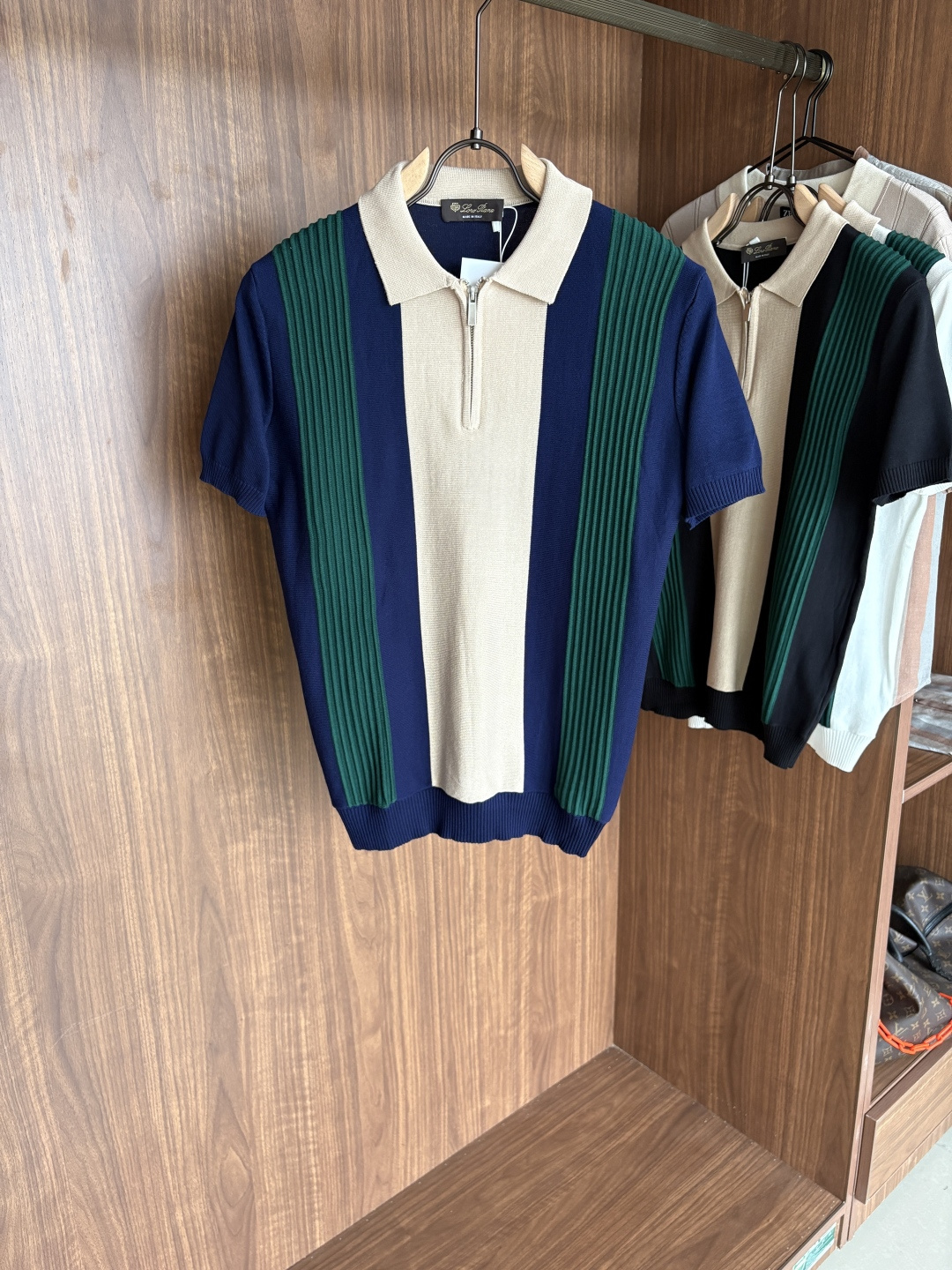 NO:494217,Time-consuming King' diamond jacquard design selects ultra-fine high-quality yarn lapel short-sleeved men's collection 'Time-consuming King' round neck and elegant craftsmanship, which is high-end when touching the skin. Craftsmanship and diamond hollow jacquard, three-dimensional diamond jacquard that takes several months to carve, woven architectural aesthetic texture between warp and weft, and the light and shadow penetrate, showing low-key luxury when light and shadow penetrate, and every move shows low-key luxury. Classic grid lapel short-sleeved design Simple lapel outlines neat lines, short-sleeved cut adapts to multiple scenes - layered suits during business meetings show elegance, casual wear reveals gentleman's taste, and the collection style never fades. The ultimate quality testimony of details Precision turning ensures that the seams are flat, the bone position is reinforced and durable without deformation; the neckline threads have been washed and tested, and they are still as crisp as new as they wear for a long time, and every detail is a testimony of 'time-consuming'. Code M-3XL001  020, T-shirt,business suit,alexander wang19860909耗时王”菱形提花设计甄选超细优质纱线翻领短袖男士典藏款「耗时王」圆领奢雅工艺,触肤即高阶. 匠心底蕴菱形镂空提花 耗时数月雕琢的立体菱形提花,经纬间织就建筑美学肌理,光影穿透时显隐交错,举手投足尽展低调奢华. 经典型格翻领短袖设计 简约翻领勾勒利落线条,短袖剪裁适配多场景——商务会晤时叠搭西装显儒雅,休闲时光单穿流露绅士品味,典藏款型永不褪色. 细节至臻品质见证 精密车工确保接缝平整,骨位加固耐穿不变形；领口螺纹经水洗测试,久穿仍挺括如新,每一处细节皆为「耗时」证言. 码数M-3XL001 020,,T-shirt,business suit,alexander wang,Men's clothing