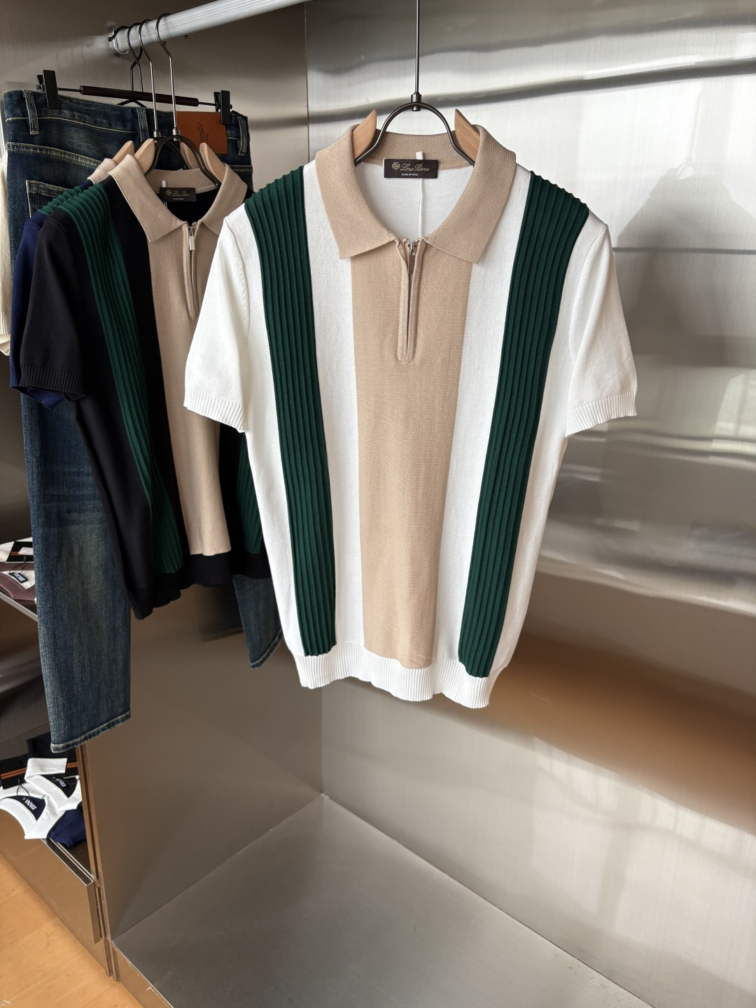 NO:494237,Time-consuming King' diamond jacquard design selects ultra-fine high-quality yarn lapel short-sleeved men's collection 'Time-consuming King' round neck and elegant craftsmanship, which is high-end when touching the skin. Craftsmanship and diamond hollow jacquard are carved with three-dimensional diamond jacquard that takes months to carve, woven architectural aesthetic texture between warp and weft, and the light and shadow penetrate, showing low-key luxury when light and shadow penetrate, and every move shows low-key luxury. Classic grid lapel short-sleeved design Simple lapel outlines neat lines, short-sleeved cut adapts to multiple scenes - layered suits during business meetings show elegance, casual wear reveals gentleman's taste, and the collection style never fades. The ultimate quality testimony of details Precision turning ensures that the seams are flat, the bone position is reinforced and durable without deformation; the neckline threads have been washed and tested, and they are still as crisp as new as they wear for a long time, and every detail is a testimony of 'time-consuming'. Code M-3XL001  020, T-shirt,business suit,alexander wang19860909耗时王”菱形提花设计甄选超细优质纱线翻领短袖男士典藏款「耗时王」圆领奢雅工艺,触肤即高阶. 匠心底蕴菱形镂空提花 耗时数月雕琢的立体菱形提花,经纬间织就建筑美学肌理,光影穿透时显隐交错,举手投足尽展低调奢华. 经典型格翻领短袖设计 简约翻领勾勒利落线条,短袖剪裁适配多场景——商务会晤时叠搭西装显儒雅,休闲时光单穿流露绅士品味,典藏款型永不褪色. 细节至臻品质见证 精密车工确保接缝平整,骨位加固耐穿不变形；领口螺纹经水洗测试,久穿仍挺括如新,每一处细节皆为「耗时」证言. 码数M-3XL001 020,,T-shirt,business suit,alexander wang,Men's clothing