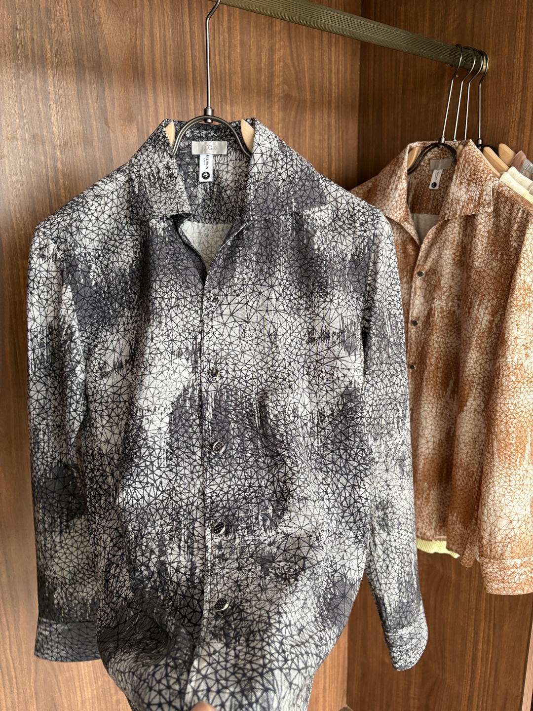 迪家男装界的天花板，这款翻领麻料衫长袖精准到每一针的细腻工艺，完全区别于普通面料裁剪。线条流畅，版型挺括