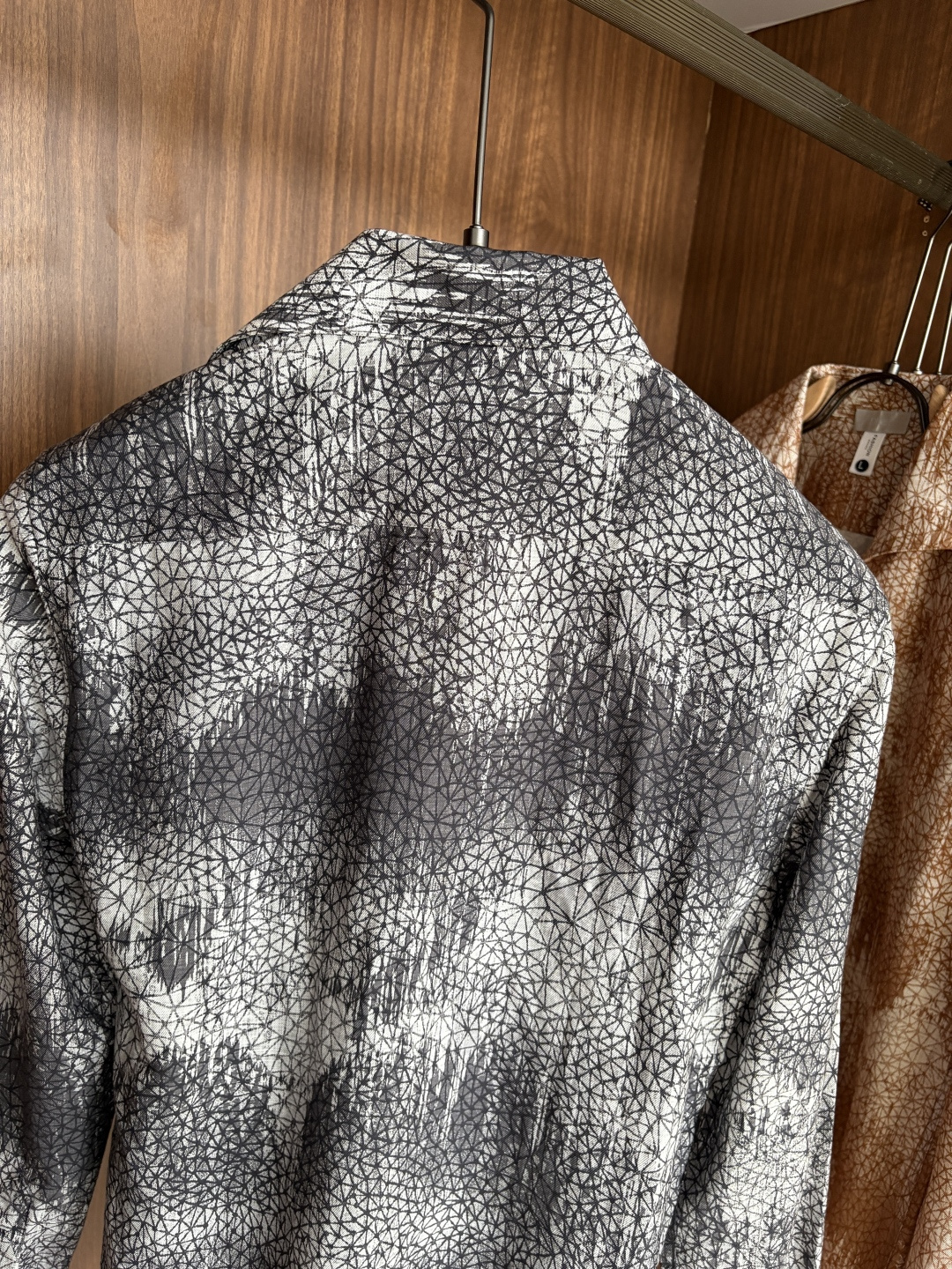 迪家男装界的天花板，这款翻领麻料衫长袖精准到每一针的细腻工艺，完全区别于普通面料裁剪。线条流畅，版型挺括