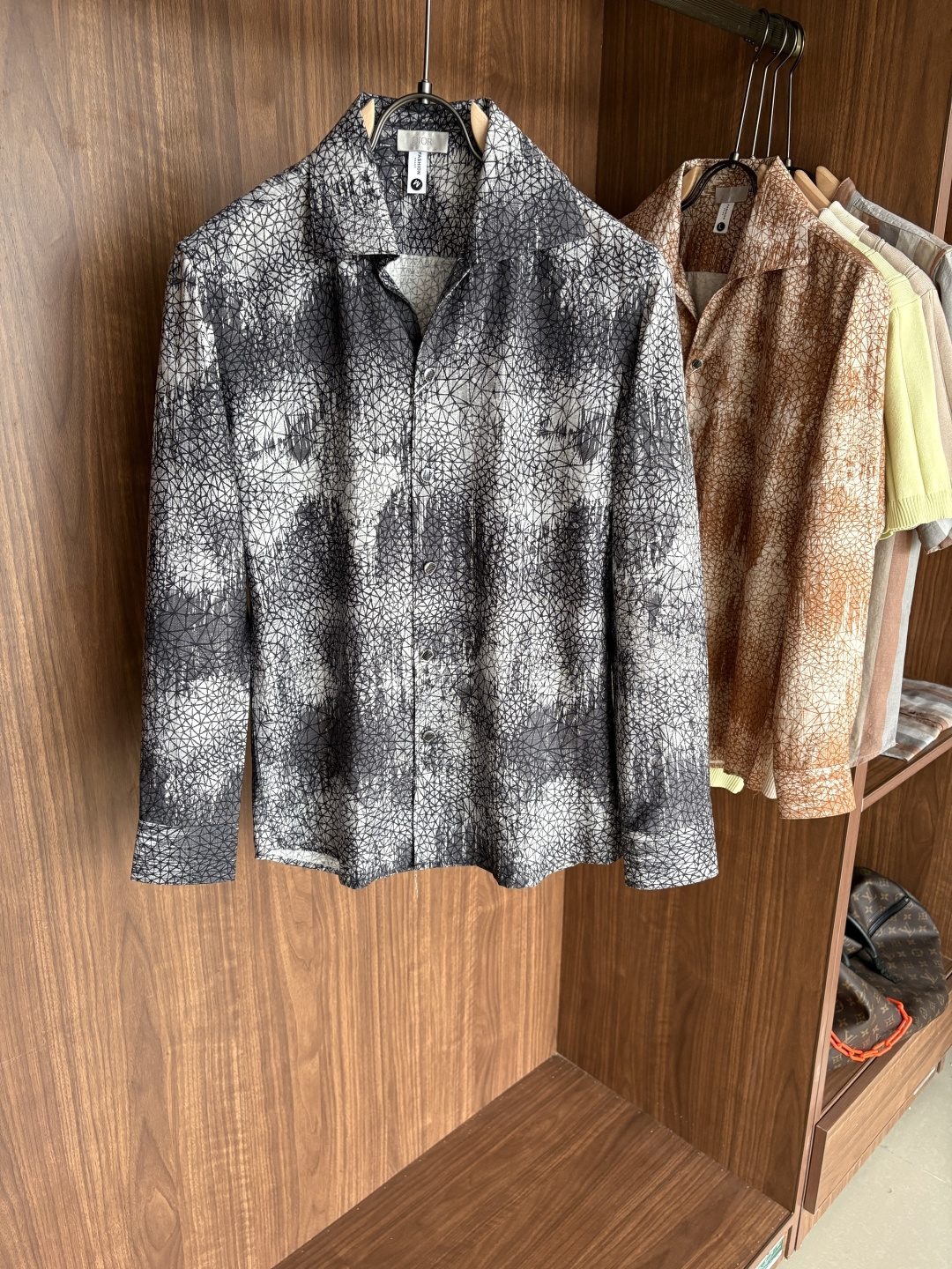 NO:494229,The ceiling of Dijia men's clothing industry, this lapel thread shirt has a long sleeve accurate to the delicate craftsmanship of each needle, completely different from ordinary fabric cutting. The lines are smooth, the style is crisp, perfectly modifying the body, and the classic lapel design is simple but not atmospheric. The texture is silky, close to the body, skin-friendly and breathable!  Whether it is daily going out or business leisure, you can easily control it, demonstrating the elegant temperament of a man!  Code number M-4XL, dior, alexander wang19860909迪家男装界的天花板,这款翻领麻料衫长袖精准到每一针的细腻工艺,完全区别于普通面料裁剪.线条流畅,版型挺括,完美修饰身形,经典翻领设计,简约而不失大气.质感丝滑,贴身亲肤透气！无论是日常出街还是商务休闲,都能轻松驾驭,彰显男士优雅气质！ 码数M-4XL,,dior,alexander wang,Men's clothing