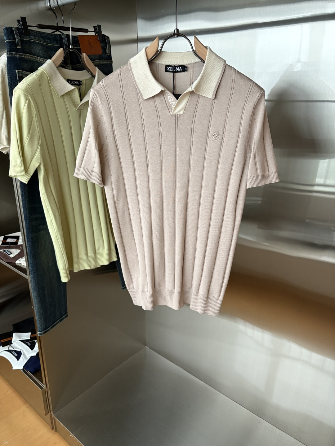 NO:492766,Time-consuming King' diamond jacquard design selects ultra-fine high-quality yarn lapel short-sleeved men's collection 'Time-consuming King' round neck and elegant craftsmanship, which touches the skin with high-end style. The ingenuity of diamond hollow jacquard is a three-dimensional diamond jacquard that takes months to carve. The architectural aesthetic texture is weaved between warp and weft. The light and shadow penetrate through, and the gestures show low-key luxury. Classic grid lapel short-sleeved design Simple lapel outlines neat lines, and short-sleeved tailoring is suitable for multiple scenes - the layered suit during business meetings shows elegance, casual wear reveals gentleman's taste, and the collection style never fades. The ultimate quality testimony of details Precision turning ensures that the seams are flat, the bone position is reinforced and durable without deformation; the neckline threads have been washed and tested, and they are still as crisp as new as they wear for a long time, and every detail is a testimony of 'time-consuming'.  Code number L-4XL, T-shirt, business suit, alexander wang19860909耗时王”菱形提花设计甄选超细优质纱线翻领短袖男士典藏款「耗时王」圆领奢雅工艺,触肤即高阶. 匠心底蕴菱形镂空提花 耗时数月雕琢的立体菱形提花,经纬间织就建筑美学肌理,光影穿透时显隐交错,举手投足尽展低调奢华. 经典型格翻领短袖设计 简约翻领勾勒利落线条,短袖剪裁适配多场景——商务会晤时叠搭西装显儒雅,休闲时光单穿流露绅士品味,典藏款型永不褪色. 细节至臻品质见证 精密车工确保接缝平整,骨位加固耐穿不变形；领口螺纹经水洗测试,久穿仍挺括如新,每一处细节皆为「耗时」证言. 码数L-4XL,,T-shirt,business suit,alexander wang,Men's clothing