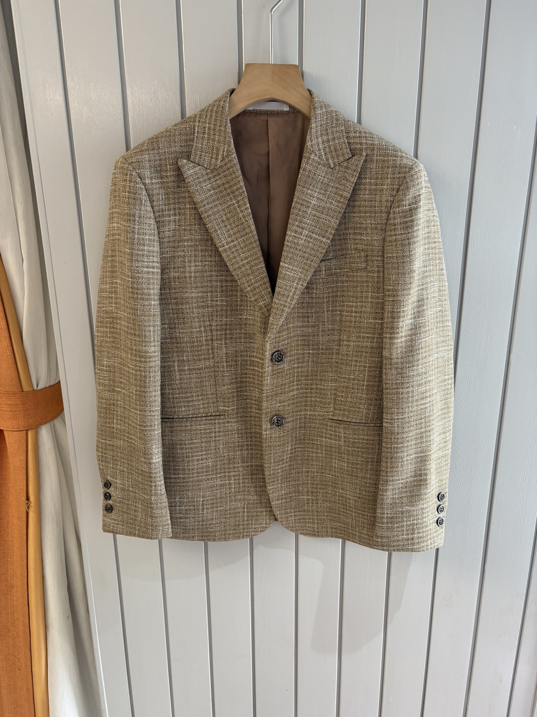 NO:496763,L;p new men's business singles!  The ultra-high-end top-tier ready-to-wear handmade series, the best in the field of suits, the world-recognized top-grade fabrics and craftsmanship level, and high-density fibers make the texture and comfort of the fabric reach the peak. The visual effect of drooping and gloss is first-class, beautiful and elegant, with gorgeous texture, and excellent gloss exudes a luxurious temperament. The fabric has been treated with no iron and wrinkle-free process and is very squeaked and stylish. The exquisite traditional handicrafts make the threads tightly sewn with silk, and has exclusive and excellent cutting technology, which conforms to rigorous ergonomic design. It is the first choice for urban elite men. It has perfect quality and first-class quality. It is very classy and stylish when giving gifts for your own use!  Code number M 3XL, business suit,alexander wang19860909L;p新款男士商务单西！超高端顶尖一线成衣手工系列,西装领域里的佼佼者,世界公认的顶级面料和工艺水平,高密度支数纤维,让面料的质感与舒适感达到登峰造极,垂感和光泽的视觉效果一流,绝美而优雅,肌理华丽十足,极好的光泽度透着贵奢气质,面料经过免烫抗皱工艺处理,非常挺刮有型,精湛的传统手工艺全贡针让走线严缝丝合,且拥有独家精良的裁剪技术,符合严谨的人体工程学设计,都市精英男士首选,品相完美一流,送礼自用都档次逼格十足！ 码数M 一3XL,,business suit,alexander wang,Men's clothing