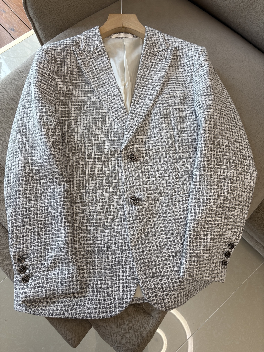 NO:537907,L;p new men's business singles!  The ultra-high-end top-tier ready-to-wear handmade series, the best in the field of suits, the world-recognized top-grade fabrics and craftsmanship level, and high-density fibers make the texture and comfort of the fabric reach the peak. The visual effect of drooping and gloss is first-class, beautiful and elegant, with gorgeous texture, and excellent gloss exudes a luxurious temperament. The fabric has been treated with no iron and wrinkle-free process and is very squeaked and stylish. The exquisite traditional handicrafts make the threads tightly sewn with silk, and has exclusive and excellent cutting technology, which conforms to rigorous ergonomic design. It is the first choice for urban elite men. It has perfect quality and first-class quality. It is very classy and stylish when giving gifts for your own use!  Code number M 3XL, business suit,alexander wang19860909L;p新款男士商务单西！超高端顶尖一线成衣手工系列,西装领域里的佼佼者,世界公认的顶级面料和工艺水平,高密度支数纤维,让面料的质感与舒适感达到登峰造极,垂感和光泽的视觉效果一流,绝美而优雅,肌理华丽十足,极好的光泽度透着贵奢气质,面料经过免烫抗皱工艺处理,非常挺刮有型,精湛的传统手工艺全贡针让走线严缝丝合,且拥有独家精良的裁剪技术,符合严谨的人体工程学设计,都市精英男士首选,品相完美一流,送礼自用都档次逼格十足！ 码数M 一3XL,,business suit,alexander wang,Men's clothing