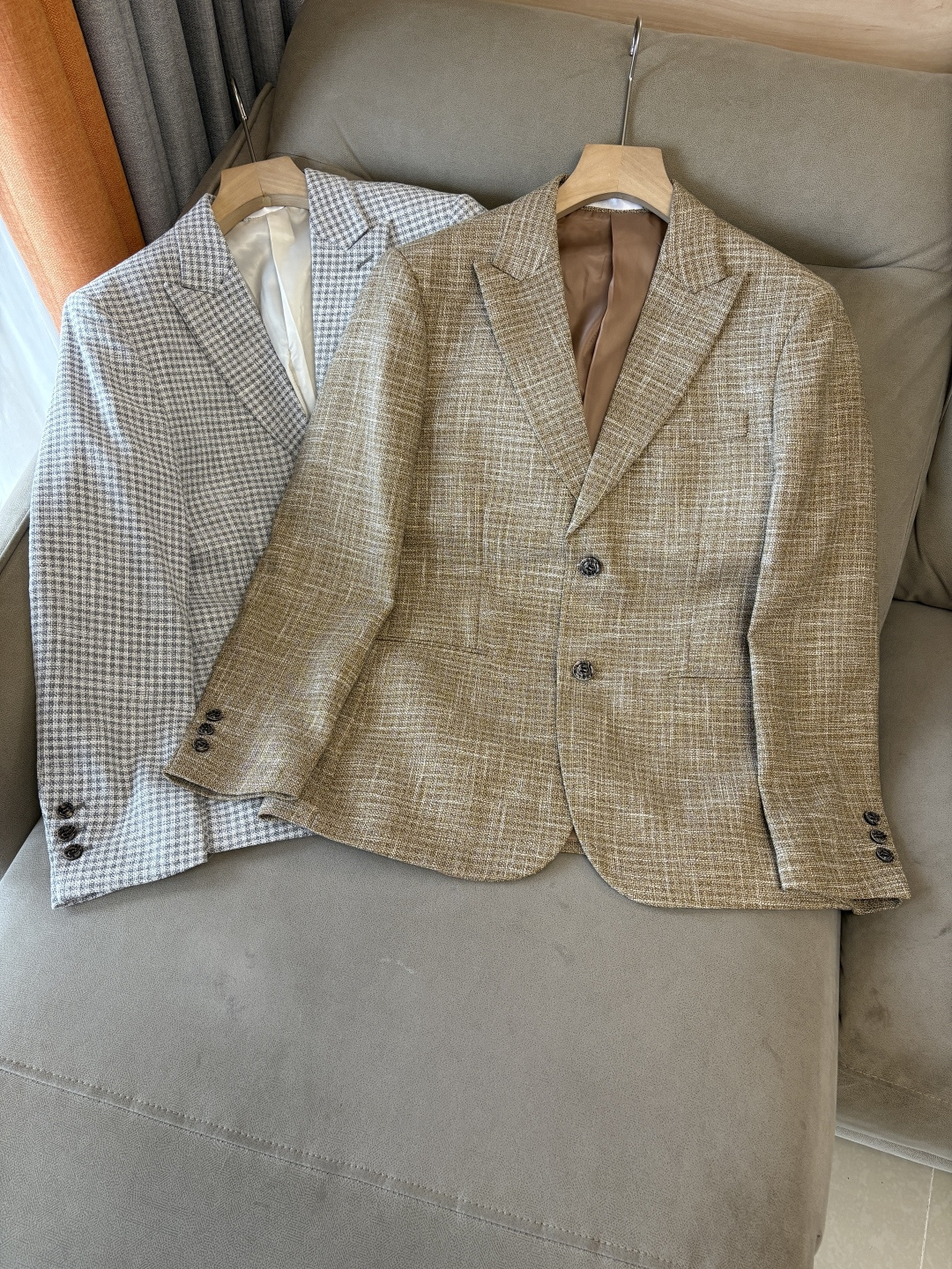 NO:495158,L;p new men's business singles!  The ultra-high-end top-tier ready-to-wear handmade series, the best in the field of suits, the world-recognized top-grade fabrics and craftsmanship level, and high-density fibers make the texture and comfort of the fabric reach the peak. The visual effect of drooping and gloss is first-class, beautiful and elegant, with gorgeous texture, and excellent gloss exudes a luxurious temperament. The fabric has been treated with no iron and wrinkle-free process and is very squeaked and stylish. The exquisite traditional handicrafts make the threads tightly sewn with silk, and has exclusive and excellent cutting technology, which conforms to rigorous ergonomic design. It is the first choice for urban elite men. It has perfect quality and first-class quality. It is very classy and stylish when giving gifts for your own use!  Code number M 3XL, business suit,alexander wang19860909L;p新款男士商务单西！超高端顶尖一线成衣手工系列,西装领域里的佼佼者,世界公认的顶级面料和工艺水平,高密度支数纤维,让面料的质感与舒适感达到登峰造极,垂感和光泽的视觉效果一流,绝美而优雅,肌理华丽十足,极好的光泽度透着贵奢气质,面料经过免烫抗皱工艺处理,非常挺刮有型,精湛的传统手工艺全贡针让走线严缝丝合,且拥有独家精良的裁剪技术,符合严谨的人体工程学设计,都市精英男士首选,品相完美一流,送礼自用都档次逼格十足！ 码数M 一3XL,,business suit,alexander wang,Men's clothing