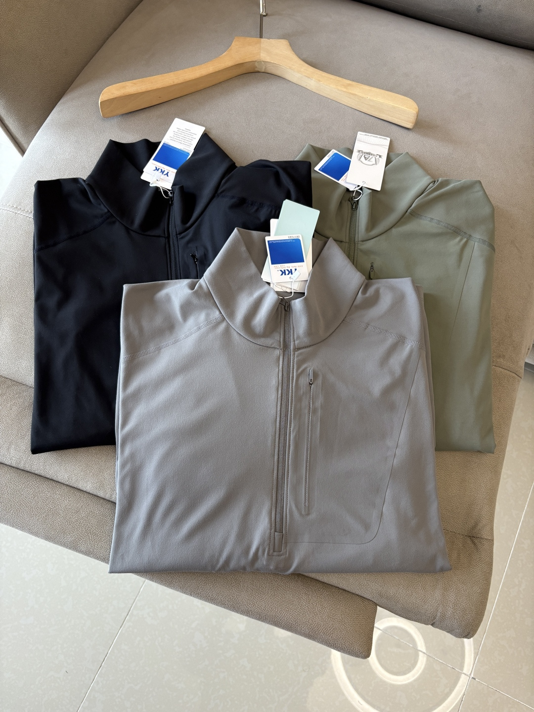 NO:495164,L;p new round neck long sleeves, half-zippered chest with color-blocking bag press logo clean and comfortable, fabric is made of (80 nylon 20 spandex) soft, comfortable and super breathable,!  A versatile hit product, regardless of age!  The upper body is awesome, stable, generous and elegant. Color. Number M-3XL, alexander wang19860909L;p新款圆领长袖, 半拉链胸口有拼色袋压标logo干净舒适, 面料 采用（80锦纶 20氨纶）柔软舒适超透气,！ 百搭爆款 不分年龄段 ！ 上身版型超赞,稳重大方气质十足 颜色 码数M-3XL,,alexander wang,Men's clothing