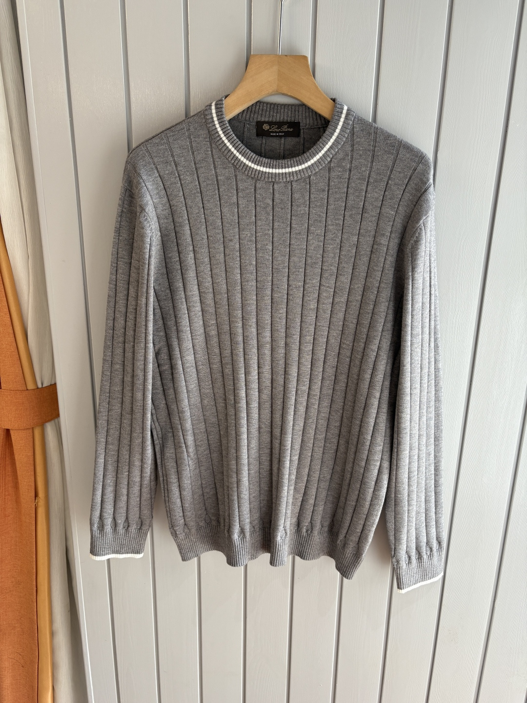 NO:499225,Time-consuming King' diamond jacquard design selects ultra-fine high-quality yarn lapel short-sleeved men's collection 'Time-consuming King' long-sleeved knitting and elegant craftsmanship, which touches the skin with high-end style. The ingenuity of diamond-shaped hollow jacquard is carved with three-dimensional diamond jacquard that takes months to carve, and the architectural aesthetic texture is weaving between warp and weft. The light and shadow penetrate through, and the gestures show low-key luxury. Classic lattice lapel long-sleeved design Simple lapel outlines neat lines, short-sleeved cut is suitable for multiple scenes - the layered suits during business meetings show elegance, casual wear reveals gentleman's taste, and the collection style never fades. The ultimate quality testimony of details Precision turning ensures that the seams are flat, the bone position is reinforced and durable and does not deform; the neckline threads have been washed and tested, and they are still as crisp as new as they wear for a long time, and every detail is a testimony of 'time-consuming'.  Code number M-3XL, T-shirt, business suit, alexander wang19860909耗时王”菱形提花设计甄选超细优质纱线翻领短袖男士典藏款「耗时王」长袖针织奢雅工艺,触肤即高阶. 匠心底蕴菱形镂空提花 耗时数月雕琢的立体菱形提花,经纬间织就建筑美学肌理,光影穿透时显隐交错,举手投足尽展低调奢华. 经典型格翻领长袖设计 简约翻领勾勒利落线条,短袖剪裁适配多场景——商务会晤时叠搭西装显儒雅,休闲时光单穿流露绅士品味,典藏款型永不褪色. 细节至臻品质见证 精密车工确保接缝平整,骨位加固耐穿不变形；领口螺纹经水洗测试,久穿仍挺括如新,每一处细节皆为「耗时」证言. 码数M-3XL,,T-shirt,business suit,alexander wang,Men's clothing