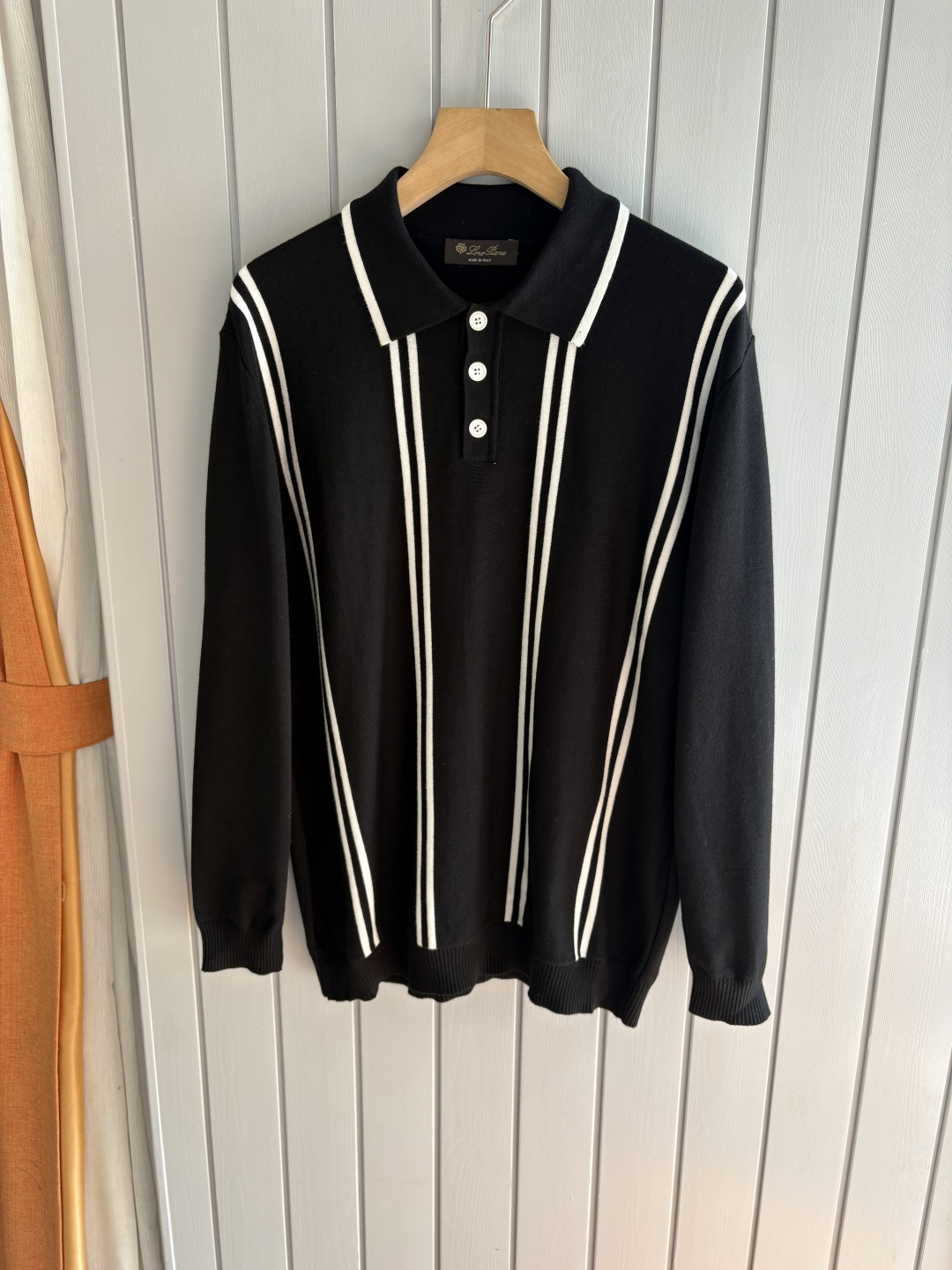 NO:499248,Time-consuming King' diamond jacquard design selects ultra-fine high-quality yarn lapel short-sleeved men's collection 'Time-consuming King' long-sleeved knitting and elegant craftsmanship, which touches the skin with high-end style. The ingenuity of diamond-shaped hollow jacquard is carved with three-dimensional diamond jacquard that takes months to carve, and the architectural aesthetic texture is weaving between warp and weft. The light and shadow penetrate through, and the gestures show low-key luxury. Classic lattice lapel long-sleeved design Simple lapel outlines neat lines, short-sleeved cut is suitable for multiple scenes - the layered suits during business meetings show elegance, casual wear reveals gentleman's taste, and the collection style never fades. The ultimate quality testimony of details Precision turning ensures that the seams are flat, the bone position is reinforced and durable and does not deform; the neckline threads have been washed and tested, and they are still as crisp as new as they wear for a long time, and every detail is a testimony of 'time-consuming'.  Code number M-3XL, T-shirt, business suit, alexander wang19860909耗时王”菱形提花设计甄选超细优质纱线翻领短袖男士典藏款「耗时王」长袖针织奢雅工艺,触肤即高阶. 匠心底蕴菱形镂空提花 耗时数月雕琢的立体菱形提花,经纬间织就建筑美学肌理,光影穿透时显隐交错,举手投足尽展低调奢华. 经典型格翻领长袖设计 简约翻领勾勒利落线条,短袖剪裁适配多场景——商务会晤时叠搭西装显儒雅,休闲时光单穿流露绅士品味,典藏款型永不褪色. 细节至臻品质见证 精密车工确保接缝平整,骨位加固耐穿不变形；领口螺纹经水洗测试,久穿仍挺括如新,每一处细节皆为「耗时」证言. 码数M-3XL,,T-shirt,business suit,alexander wang,Men's clothing