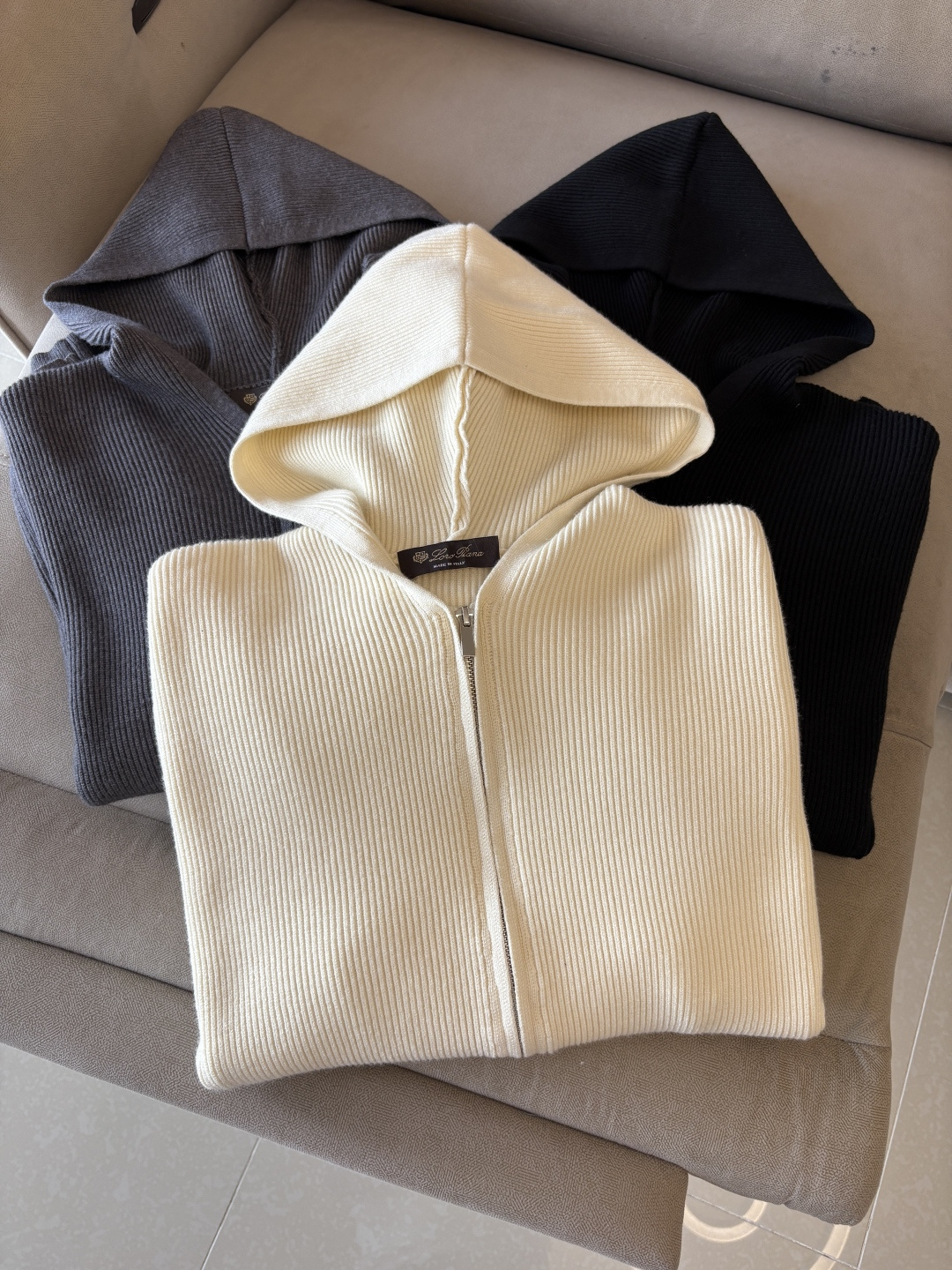 NO:498023,Time-consuming King' diamond jacquard design selects ultra-fine high-quality yarn lapel short-sleeved men's collection 'Time-consuming King' long-sleeved knitting and elegant craftsmanship, which touches the skin with high-end style. The ingenuity of diamond-shaped hollow jacquard is carved with three-dimensional diamond jacquard that takes months to carve, and the architectural aesthetic texture is weaving between warp and weft. The light and shadow penetrate through, and the gestures show low-key luxury. Classic lattice lapel long-sleeved design Simple lapel outlines neat lines, short-sleeved cut is suitable for multiple scenes - the layered suits during business meetings show elegance, casual wear reveals gentleman's taste, and the collection style never fades. The ultimate quality testimony of details Precision turning ensures that the seams are flat, the bone position is reinforced and durable and does not deform; the neckline threads have been washed and tested, and they are still as crisp as new as they wear for a long time, and every detail is a testimony of 'time-consuming'.  Code number M-3XL, T-shirt, business suit, alexander wang19860909耗时王”菱形提花设计甄选超细优质纱线翻领短袖男士典藏款「耗时王」长袖针织奢雅工艺,触肤即高阶. 匠心底蕴菱形镂空提花 耗时数月雕琢的立体菱形提花,经纬间织就建筑美学肌理,光影穿透时显隐交错,举手投足尽展低调奢华. 经典型格翻领长袖设计 简约翻领勾勒利落线条,短袖剪裁适配多场景——商务会晤时叠搭西装显儒雅,休闲时光单穿流露绅士品味,典藏款型永不褪色. 细节至臻品质见证 精密车工确保接缝平整,骨位加固耐穿不变形；领口螺纹经水洗测试,久穿仍挺括如新,每一处细节皆为「耗时」证言. 码数M-3XL,,T-shirt,business suit,alexander wang,Men's clothing