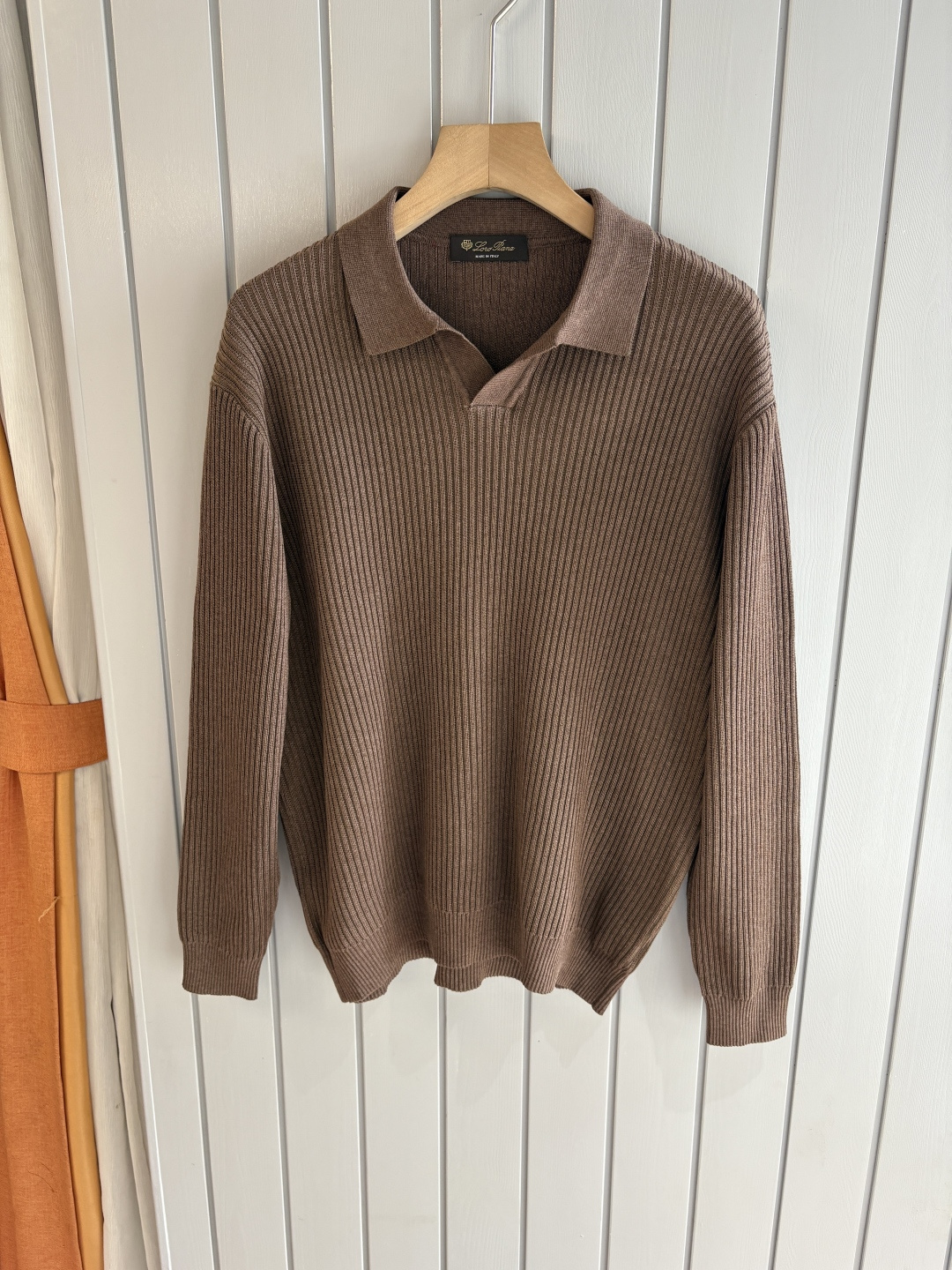 NO:507076,Time-consuming King' diamond jacquard design selects ultra-fine high-quality yarn lapel short-sleeved men's collection 'Time-consuming King' long-sleeved knitting and elegant craftsmanship, which touches the skin with high-end style. The ingenuity of diamond-shaped hollow jacquard is carved with three-dimensional diamond jacquard that takes months to carve, and the architectural aesthetic texture is weaving between warp and weft. The light and shadow penetrate through, and the gestures show low-key luxury. Classic lattice lapel long-sleeved design Simple lapel outlines neat lines, short-sleeved cut is suitable for multiple scenes - the layered suits during business meetings show elegance, casual wear reveals gentleman's taste, and the collection style never fades. The ultimate quality testimony of details Precision turning ensures that the seams are flat, the bone position is reinforced and durable and does not deform; the neckline threads have been washed and tested, and they are still as crisp as new as they wear for a long time, and every detail is a testimony of 'time-consuming'.  Code number M-3XL, T-shirt, business suit, alexander wang19860909耗时王”菱形提花设计甄选超细优质纱线翻领短袖男士典藏款「耗时王」长袖针织奢雅工艺,触肤即高阶. 匠心底蕴菱形镂空提花 耗时数月雕琢的立体菱形提花,经纬间织就建筑美学肌理,光影穿透时显隐交错,举手投足尽展低调奢华. 经典型格翻领长袖设计 简约翻领勾勒利落线条,短袖剪裁适配多场景——商务会晤时叠搭西装显儒雅,休闲时光单穿流露绅士品味,典藏款型永不褪色. 细节至臻品质见证 精密车工确保接缝平整,骨位加固耐穿不变形；领口螺纹经水洗测试,久穿仍挺括如新,每一处细节皆为「耗时」证言. 码数M-3XL,,T-shirt,business suit,alexander wang,Men's clothing