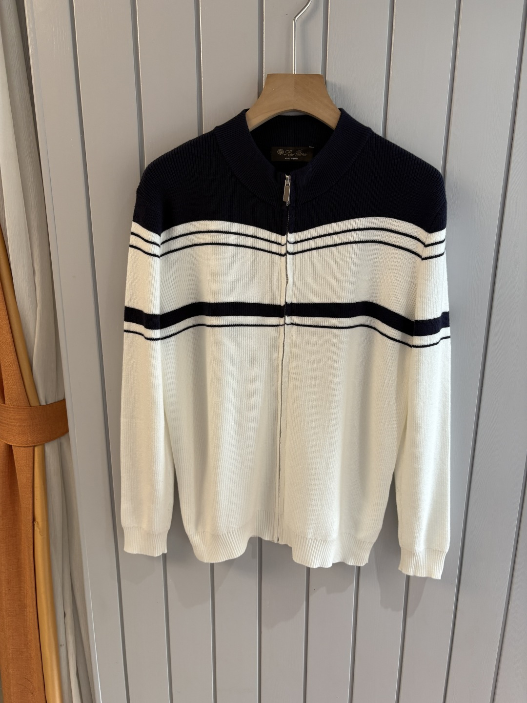 NO:511738,Time-consuming King' diamond jacquard design selects ultra-fine high-quality yarn lapel short-sleeved men's collection 'Time-consuming King' long-sleeved knitting and elegant craftsmanship, which touches the skin with high-end style. The ingenuity of diamond-shaped hollow jacquard is carved with three-dimensional diamond jacquard that takes months to carve, and the architectural aesthetic texture is weaving between warp and weft. The light and shadow penetrate through, and the gestures show low-key luxury. Classic lattice lapel long-sleeved design Simple lapel outlines neat lines, short-sleeved cut is suitable for multiple scenes - the layered suits during business meetings show elegance, casual wear reveals gentleman's taste, and the collection style never fades. The ultimate quality testimony of details Precision turning ensures that the seams are flat, the bone position is reinforced and durable and does not deform; the neckline threads have been washed and tested, and they are still as crisp as new as they wear for a long time, and every detail is a testimony of 'time-consuming'.  Code number M-3XL, T-shirt, business suit, alexander wang19860909耗时王”菱形提花设计甄选超细优质纱线翻领短袖男士典藏款「耗时王」长袖针织奢雅工艺,触肤即高阶. 匠心底蕴菱形镂空提花 耗时数月雕琢的立体菱形提花,经纬间织就建筑美学肌理,光影穿透时显隐交错,举手投足尽展低调奢华. 经典型格翻领长袖设计 简约翻领勾勒利落线条,短袖剪裁适配多场景——商务会晤时叠搭西装显儒雅,休闲时光单穿流露绅士品味,典藏款型永不褪色. 细节至臻品质见证 精密车工确保接缝平整,骨位加固耐穿不变形；领口螺纹经水洗测试,久穿仍挺括如新,每一处细节皆为「耗时」证言. 码数M-3XL,,T-shirt,business suit,alexander wang,Men's clothing