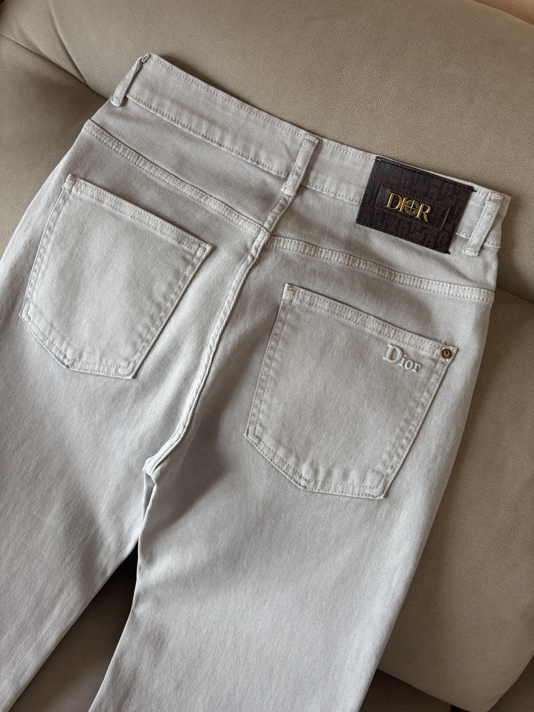 超级有范儿的一款牛仔裤，定制原版水洗牛仔面料，独特设计，顶级刺绣工艺字母图案logo，原版五金辅料装饰，