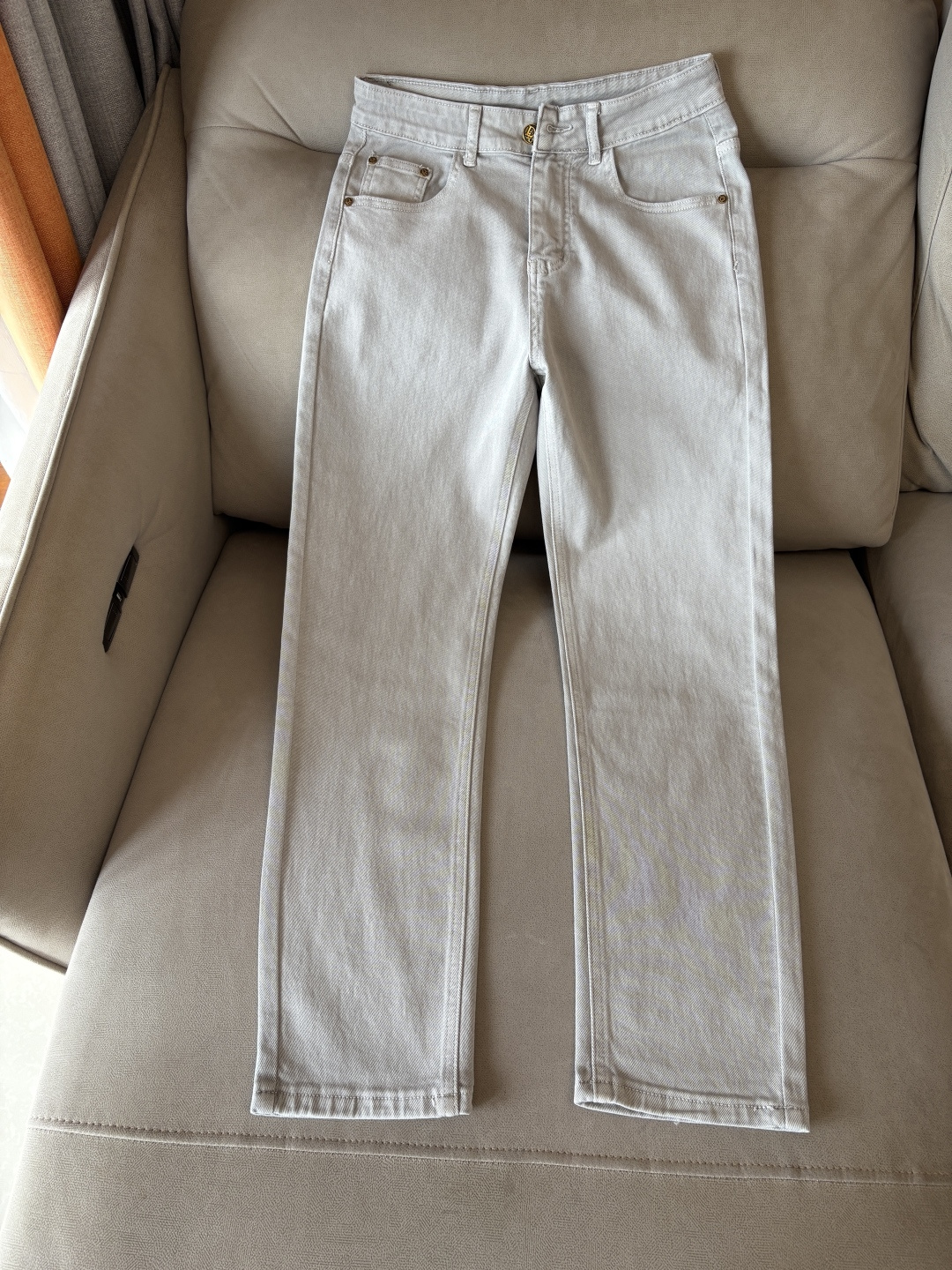 超级有范儿的一款牛仔裤，定制原版水洗牛仔面料，独特设计，顶级刺绣工艺字母图案logo，原版五金辅料装饰，