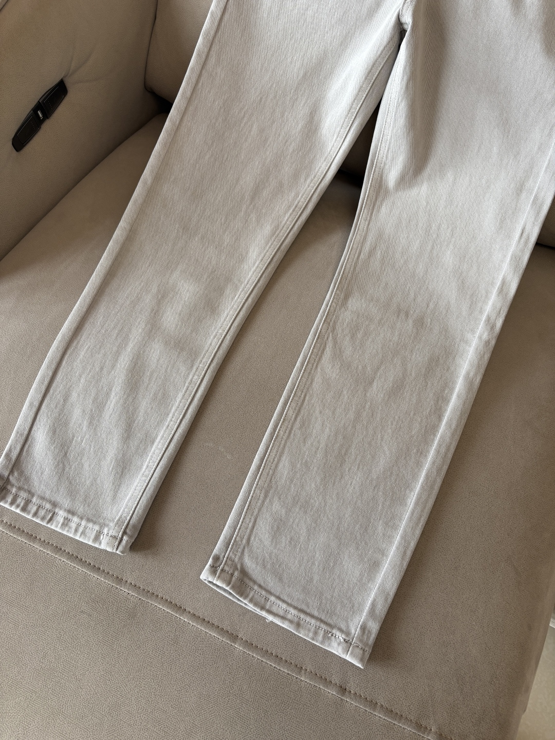 超级有范儿的一款牛仔裤，定制原版水洗牛仔面料，独特设计，顶级刺绣工艺字母图案logo，原版五金辅料装饰，