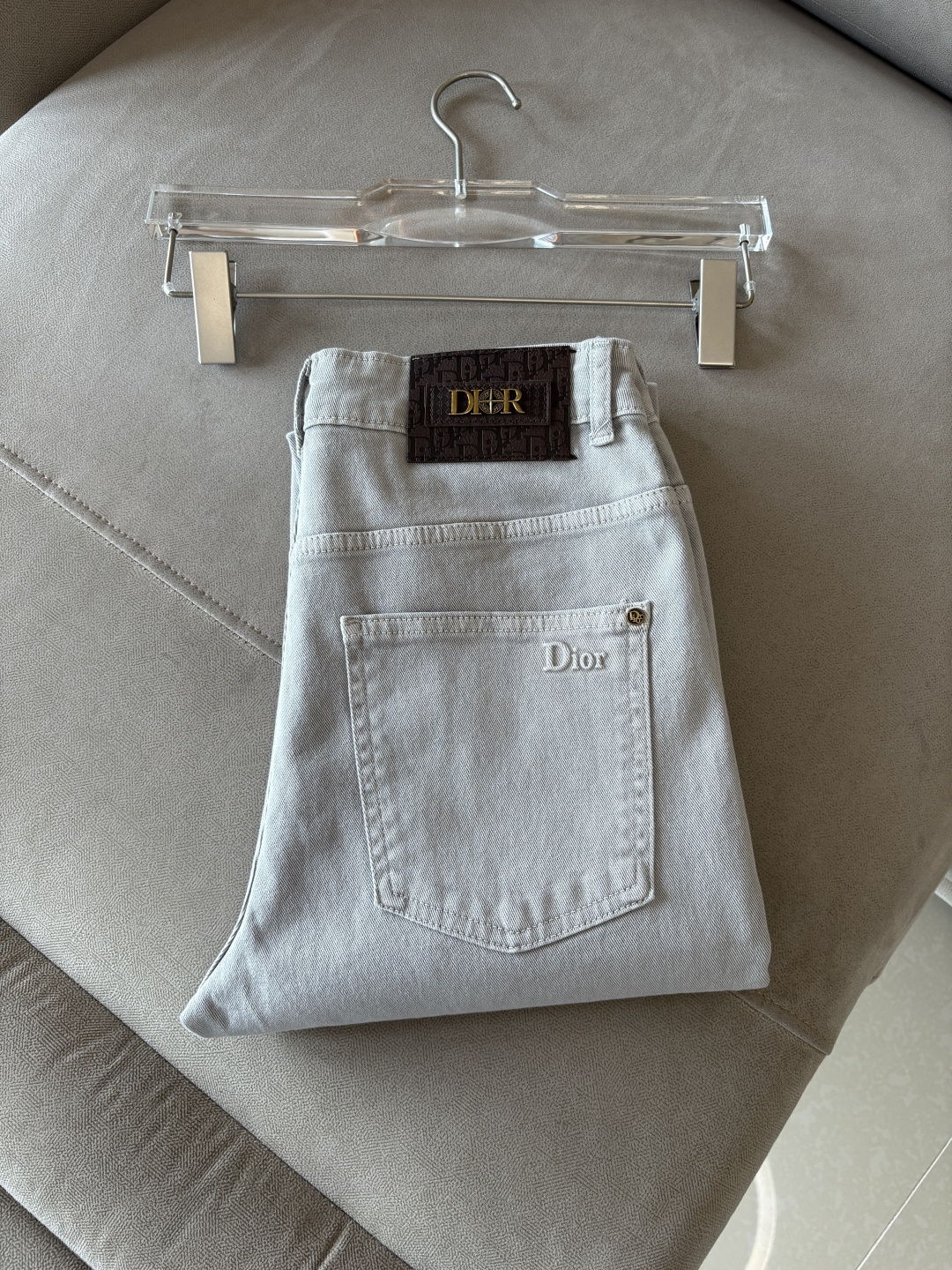 超级有范儿的一款牛仔裤，定制原版水洗牛仔面料，独特设计，顶级刺绣工艺字母图案logo，原版五金辅料装饰，