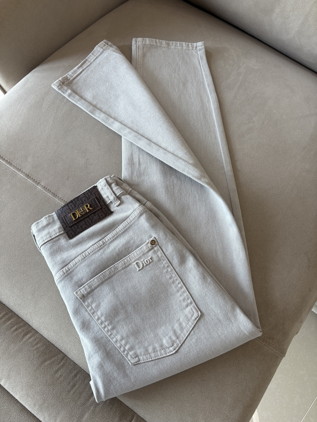 超级有范儿的一款牛仔裤，定制原版水洗牛仔面料，独特设计，顶级刺绣工艺字母图案logo，原版五金辅料装饰，