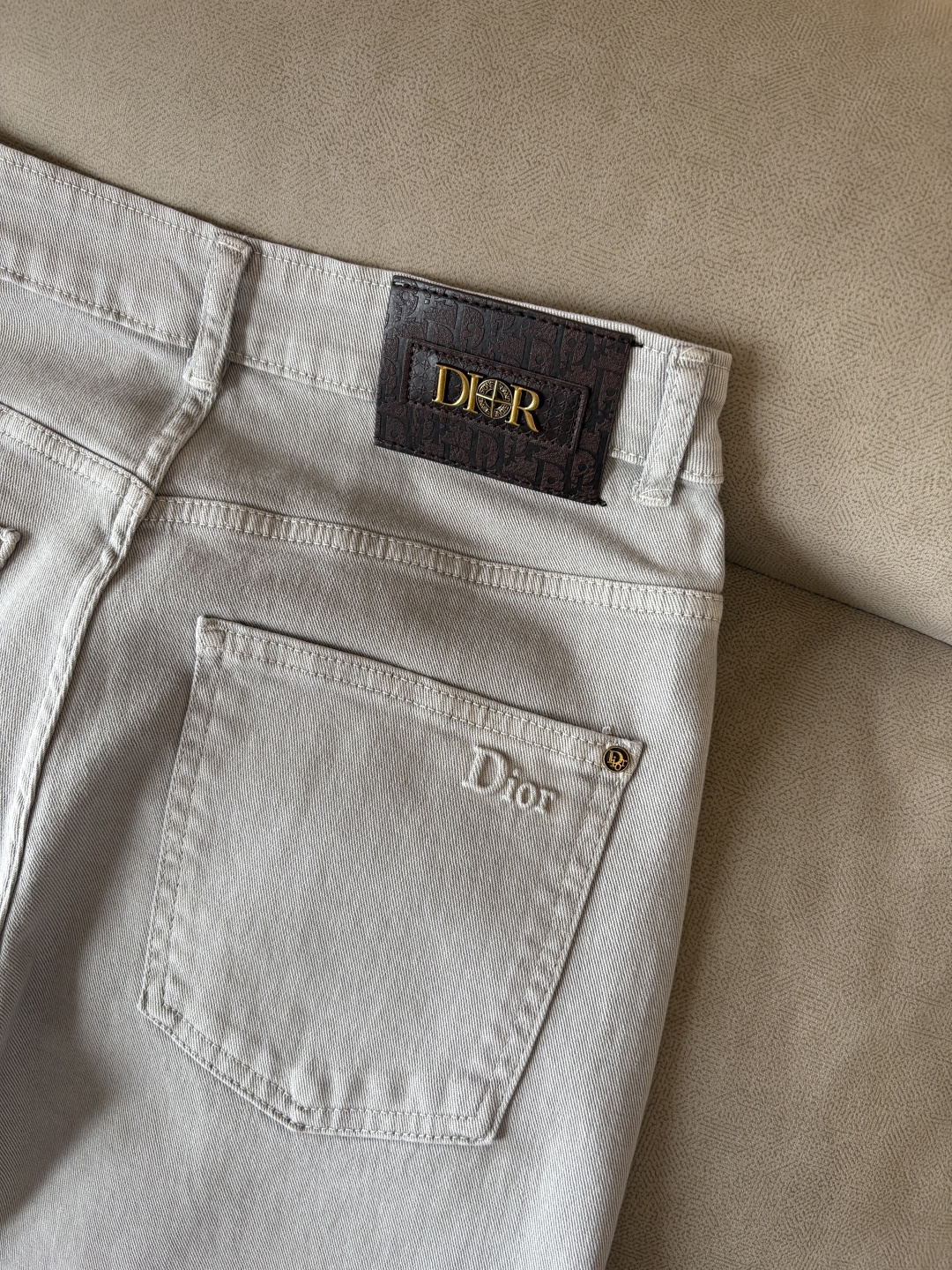 超级有范儿的一款牛仔裤，定制原版水洗牛仔面料，独特设计，顶级刺绣工艺字母图案logo，原版五金辅料装饰，