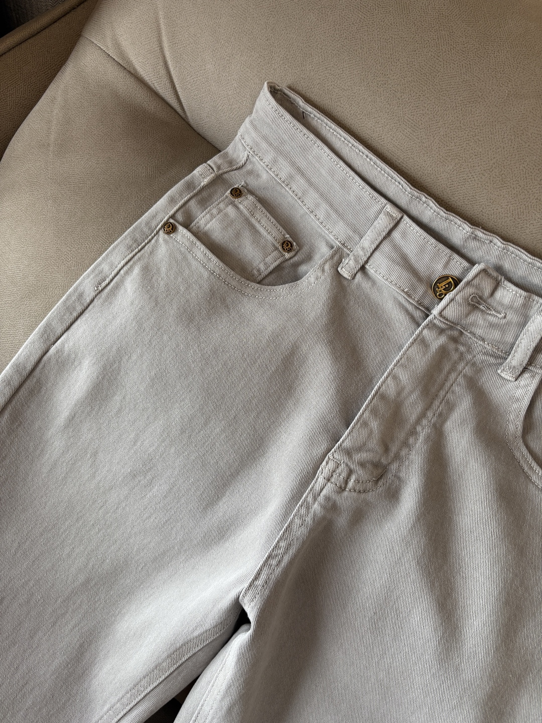 超级有范儿的一款牛仔裤，定制原版水洗牛仔面料，独特设计，顶级刺绣工艺字母图案logo，原版五金辅料装饰，