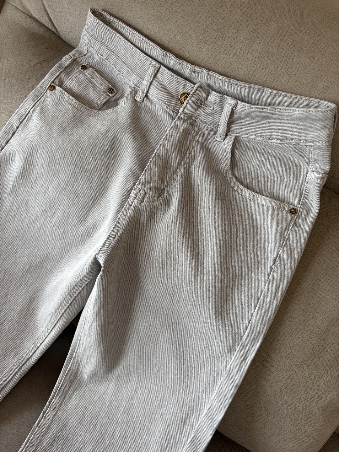 超级有范儿的一款牛仔裤，定制原版水洗牛仔面料，独特设计，顶级刺绣工艺字母图案logo，原版五金辅料装饰，