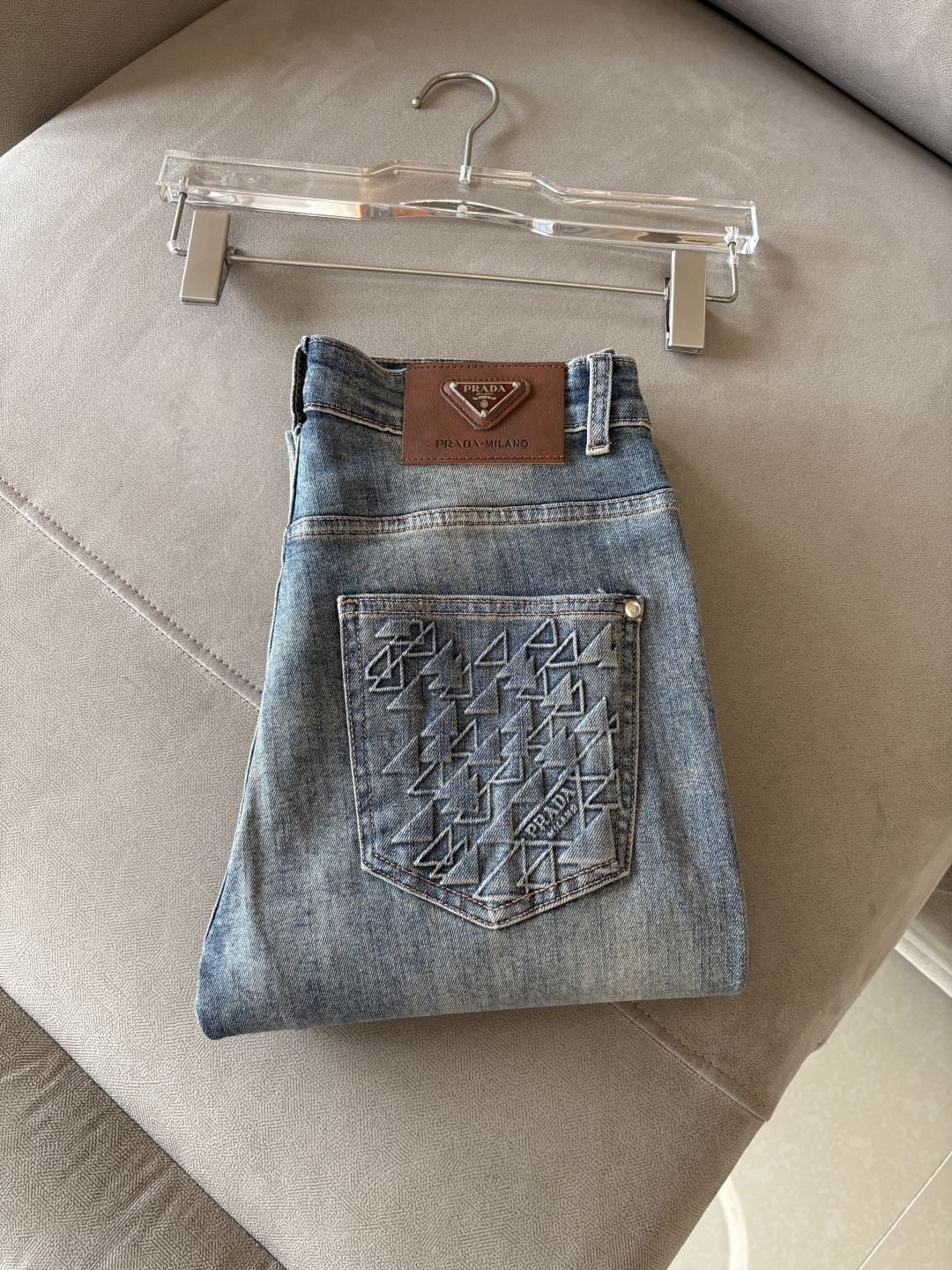 超级有范儿的一款牛仔裤，定制原版水洗牛仔面料，独特设计，顶级刺绣工艺字母图案logo，原版五金辅料装饰，