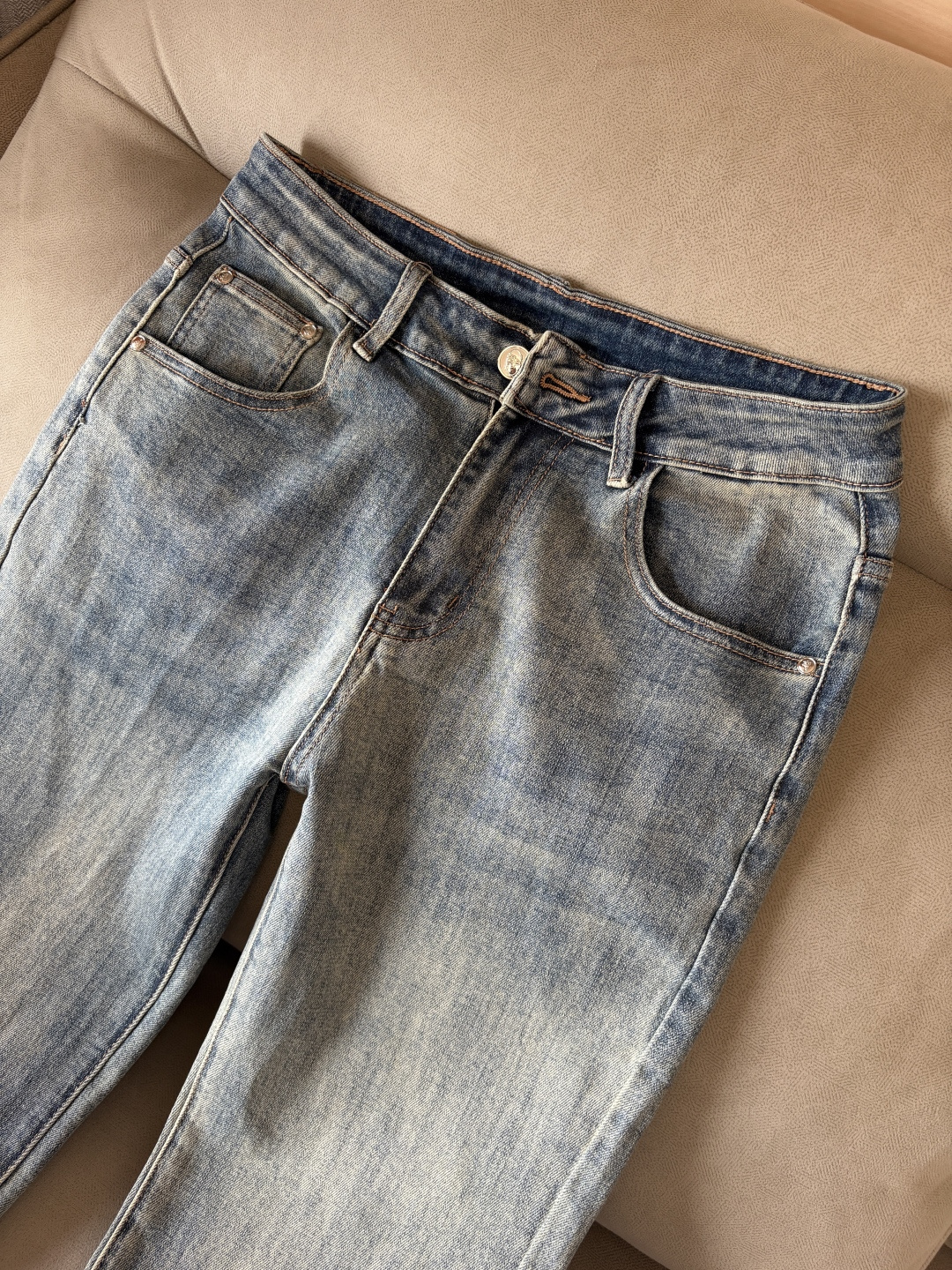 超级有范儿的一款牛仔裤，定制原版水洗牛仔面料，独特设计，顶级刺绣工艺字母图案logo，原版五金辅料装饰，