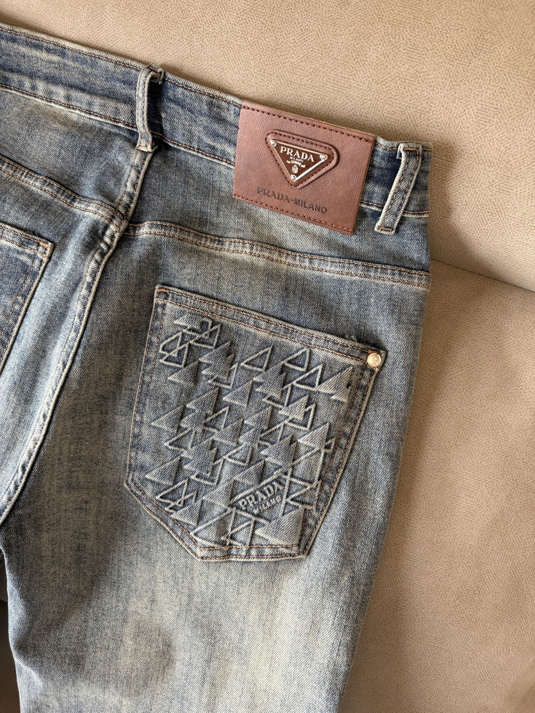 超级有范儿的一款牛仔裤，定制原版水洗牛仔面料，独特设计，顶级刺绣工艺字母图案logo，原版五金辅料装饰，