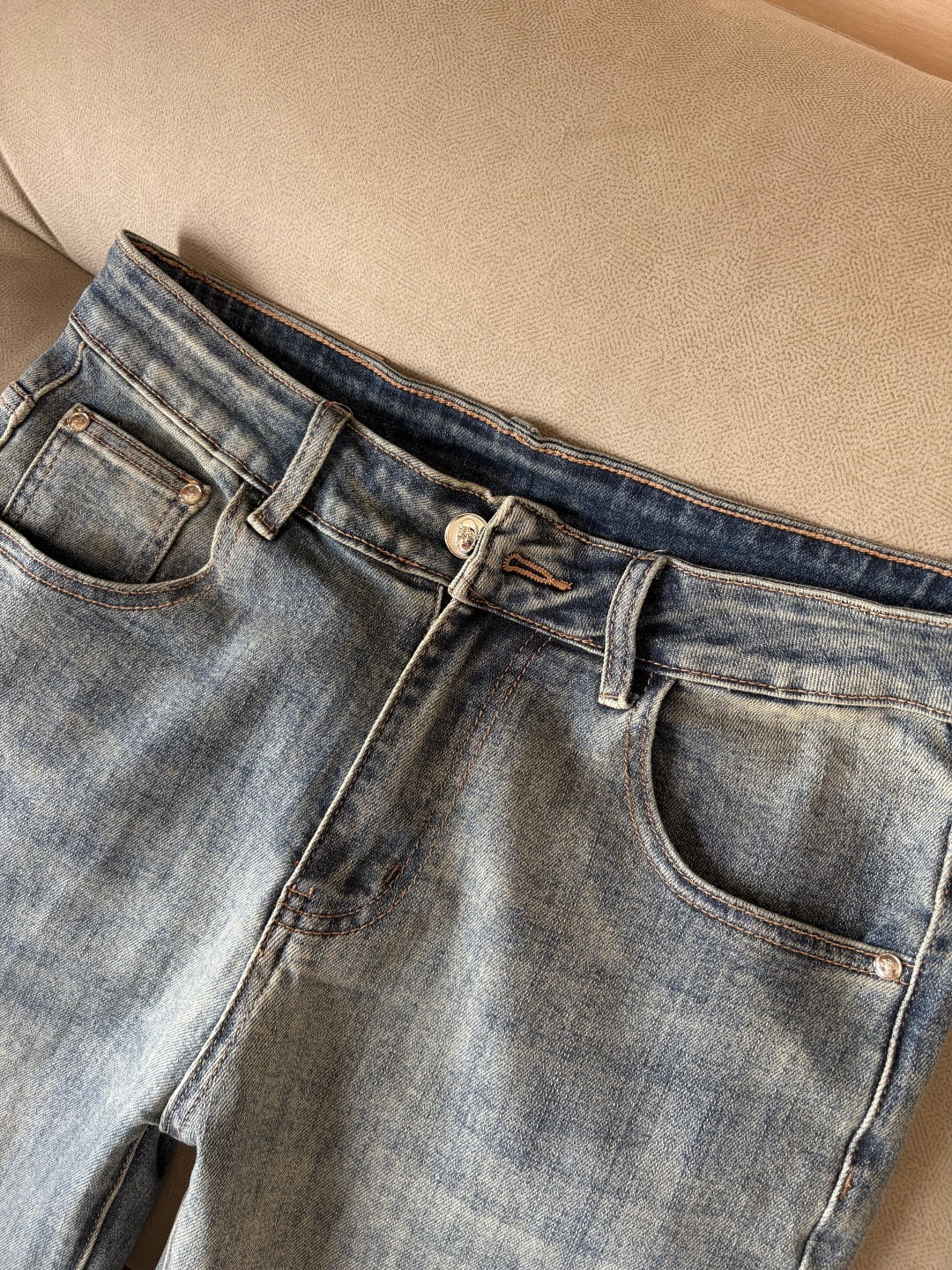 超级有范儿的一款牛仔裤，定制原版水洗牛仔面料，独特设计，顶级刺绣工艺字母图案logo，原版五金辅料装饰，