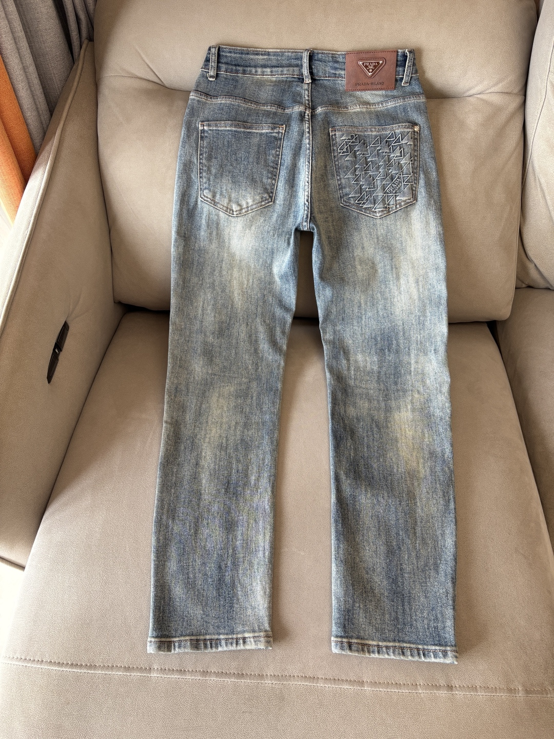 超级有范儿的一款牛仔裤，定制原版水洗牛仔面料，独特设计，顶级刺绣工艺字母图案logo，原版五金辅料装饰，