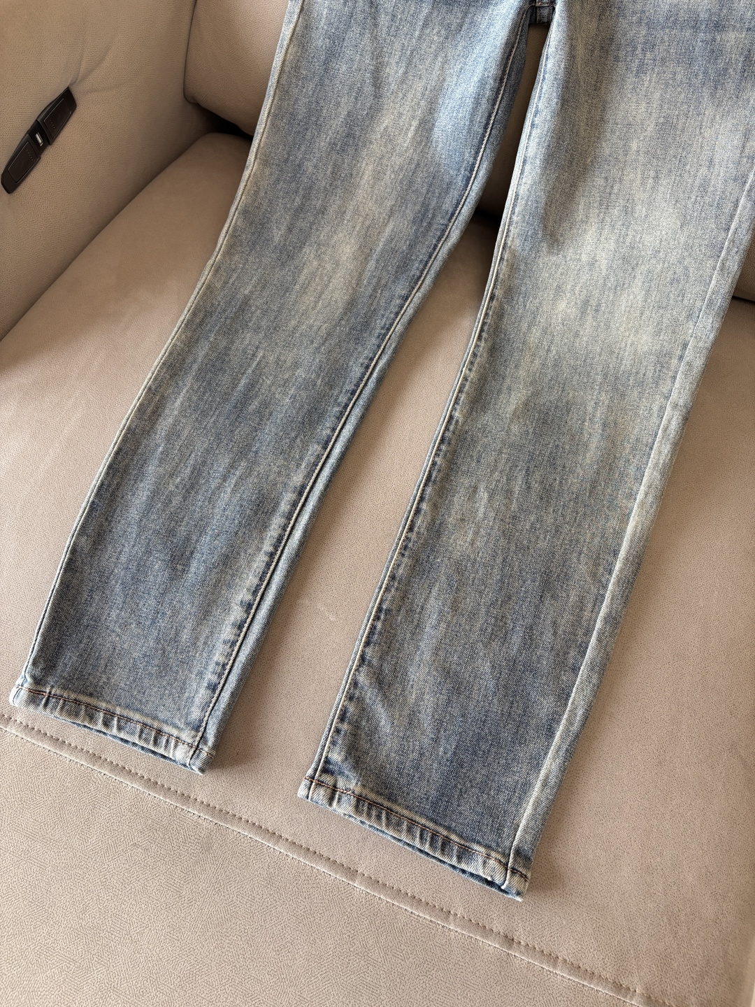 超级有范儿的一款牛仔裤，定制原版水洗牛仔面料，独特设计，顶级刺绣工艺字母图案logo，原版五金辅料装饰，