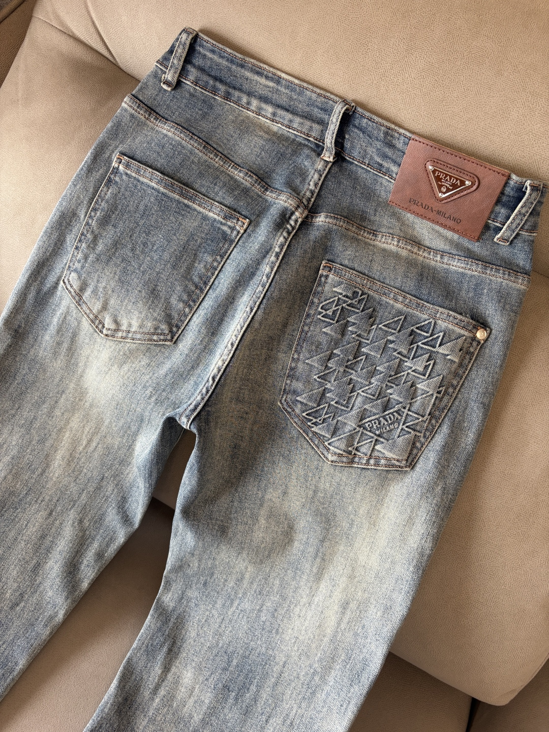超级有范儿的一款牛仔裤，定制原版水洗牛仔面料，独特设计，顶级刺绣工艺字母图案logo，原版五金辅料装饰，