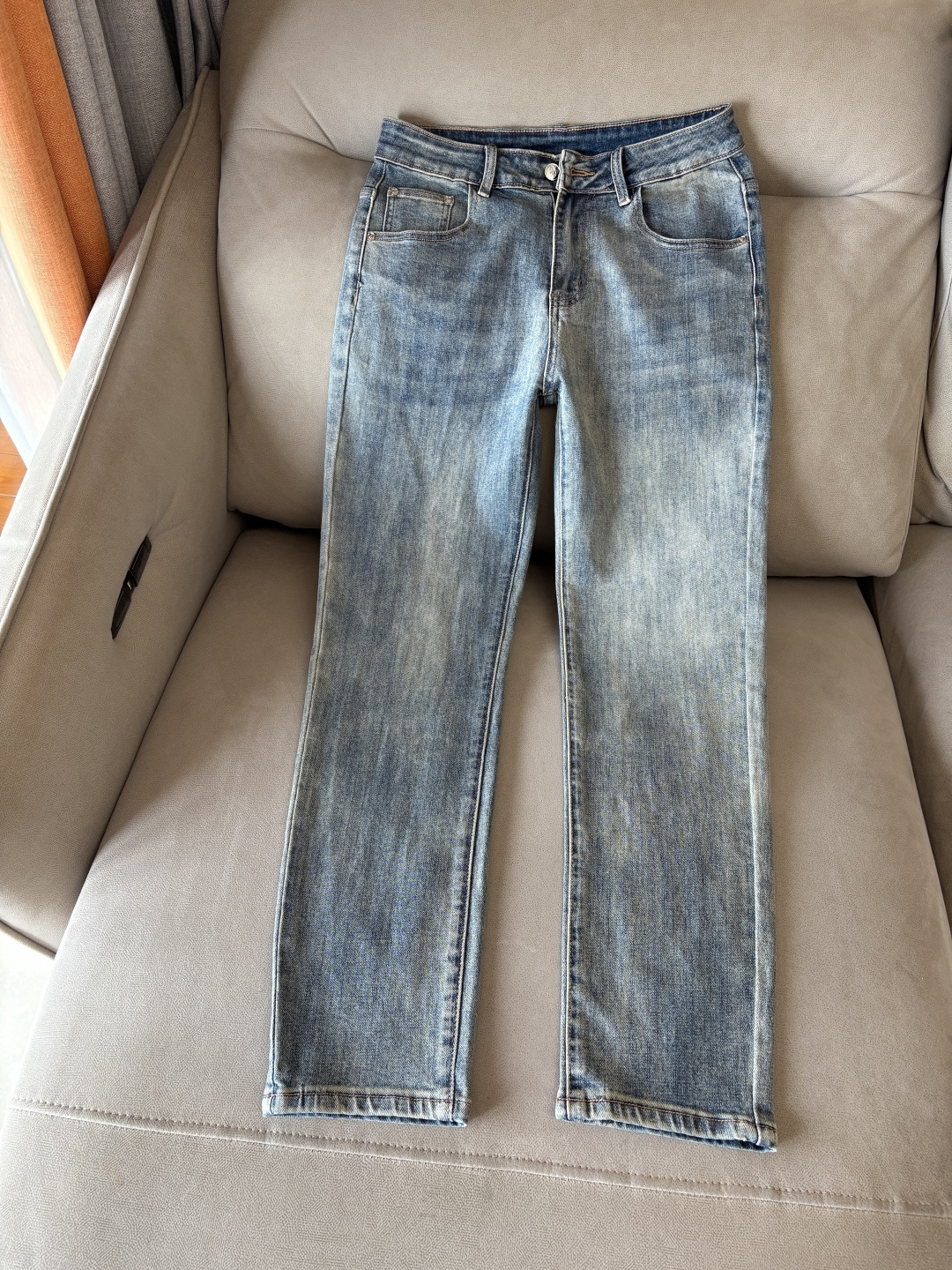 超级有范儿的一款牛仔裤，定制原版水洗牛仔面料，独特设计，顶级刺绣工艺字母图案logo，原版五金辅料装饰，