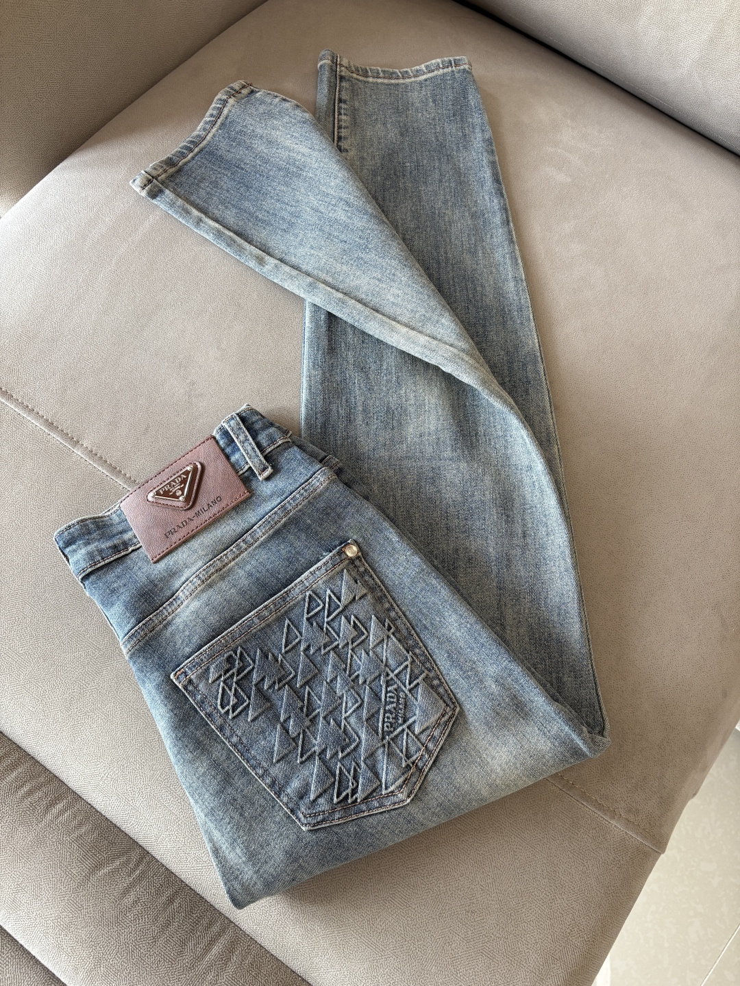 超级有范儿的一款牛仔裤，定制原版水洗牛仔面料，独特设计，顶级刺绣工艺字母图案logo，原版五金辅料装饰，