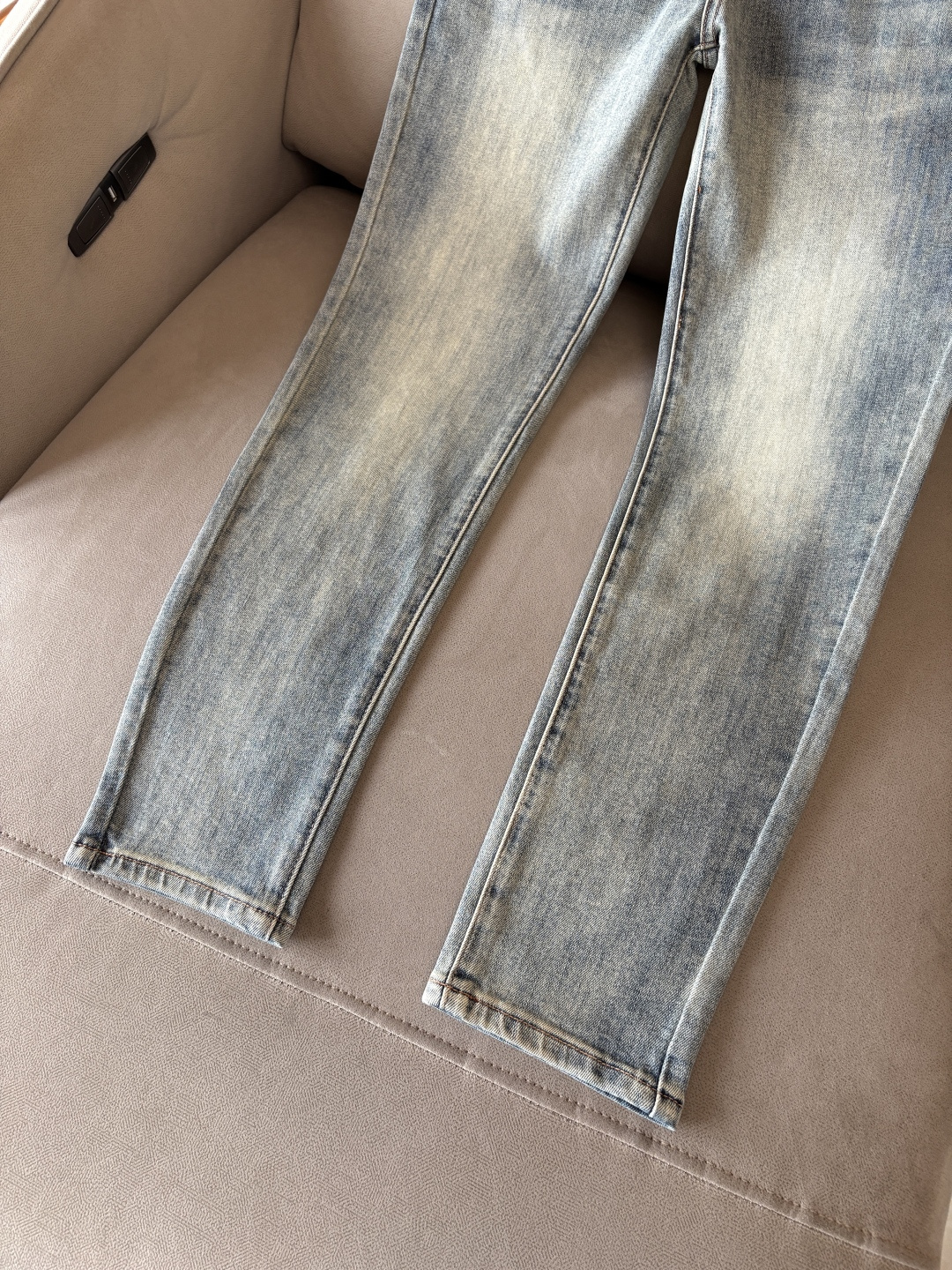 超级有范儿的一款牛仔裤，定制原版水洗牛仔面料，独特设计，顶级刺绣工艺字母图案logo，原版五金辅料装饰，