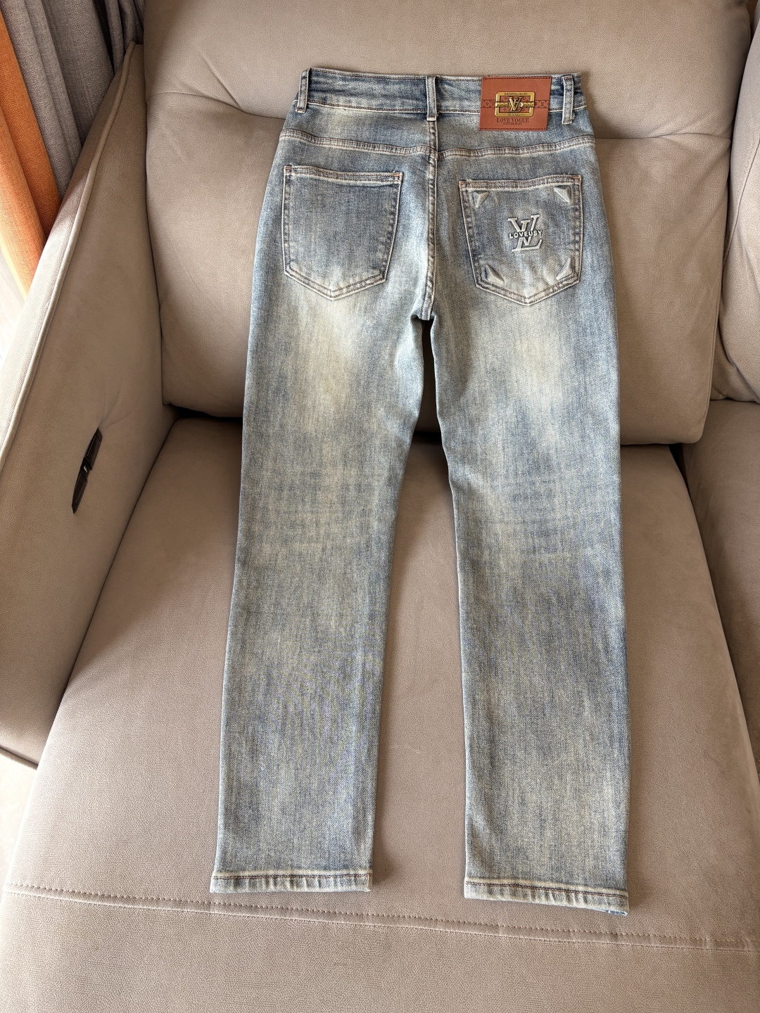 超级有范儿的一款牛仔裤，定制原版水洗牛仔面料，独特设计，顶级刺绣工艺字母图案logo，原版五金辅料装饰，