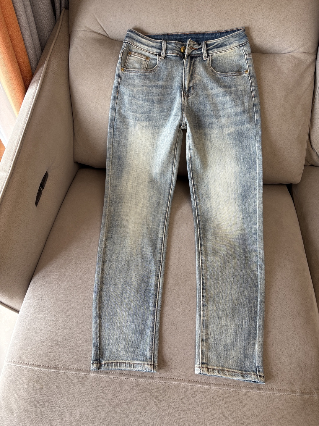 超级有范儿的一款牛仔裤，定制原版水洗牛仔面料，独特设计，顶级刺绣工艺字母图案logo，原版五金辅料装饰，