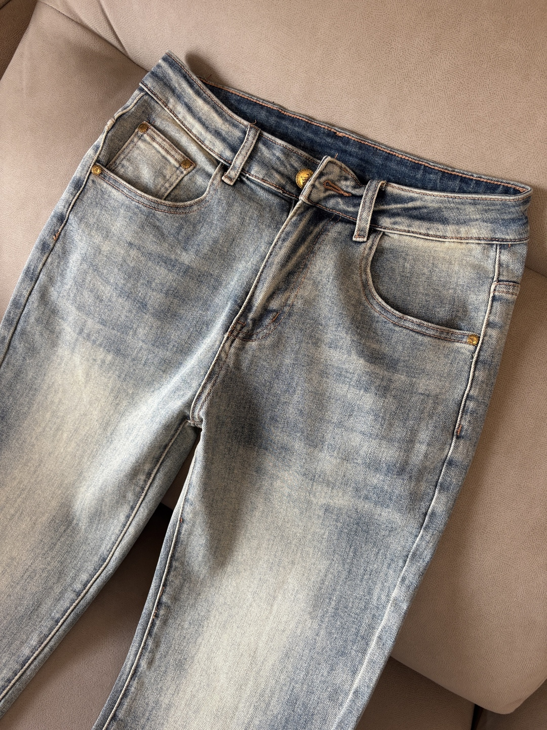 超级有范儿的一款牛仔裤，定制原版水洗牛仔面料，独特设计，顶级刺绣工艺字母图案logo，原版五金辅料装饰，