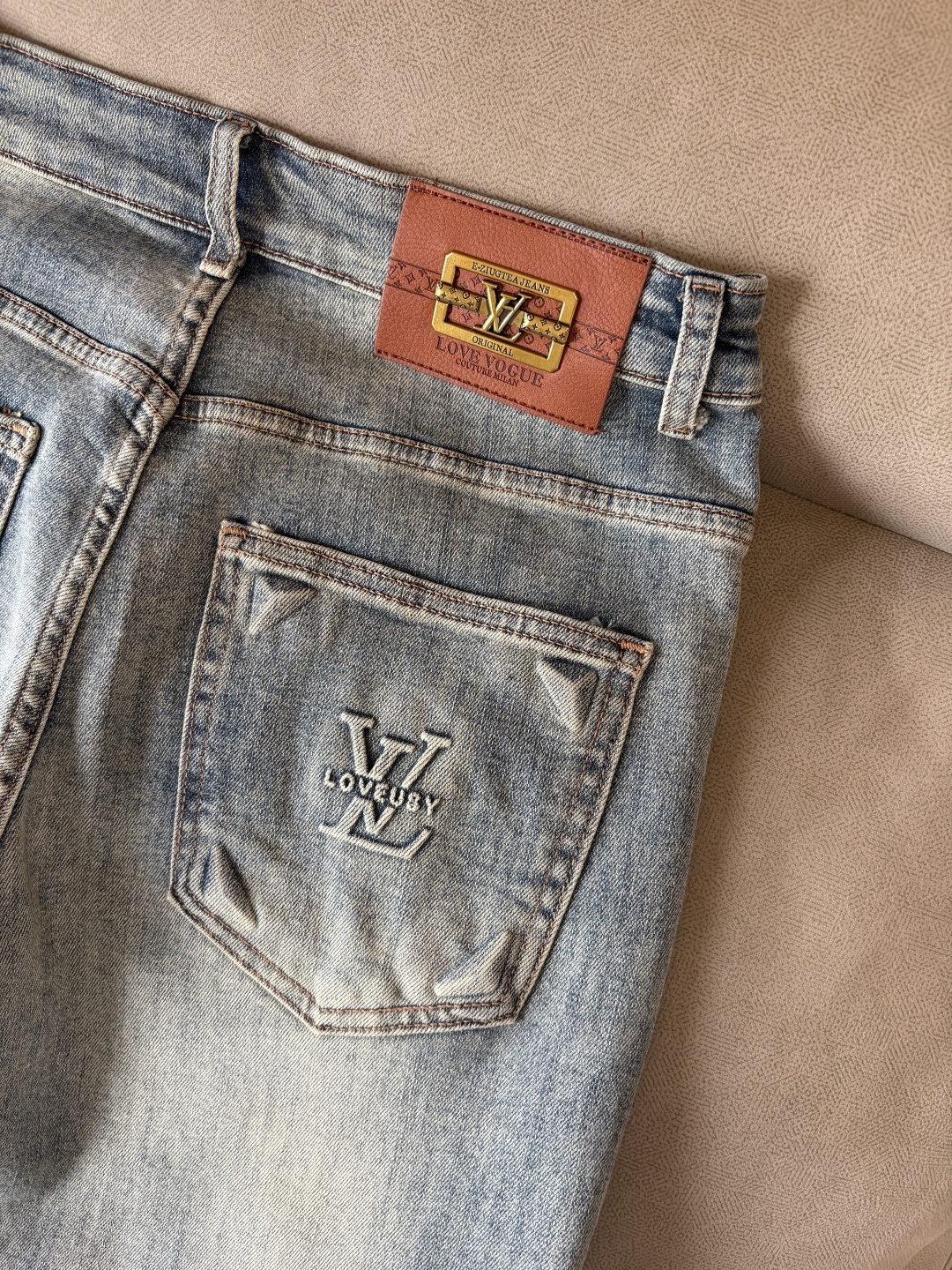 超级有范儿的一款牛仔裤，定制原版水洗牛仔面料，独特设计，顶级刺绣工艺字母图案logo，原版五金辅料装饰，