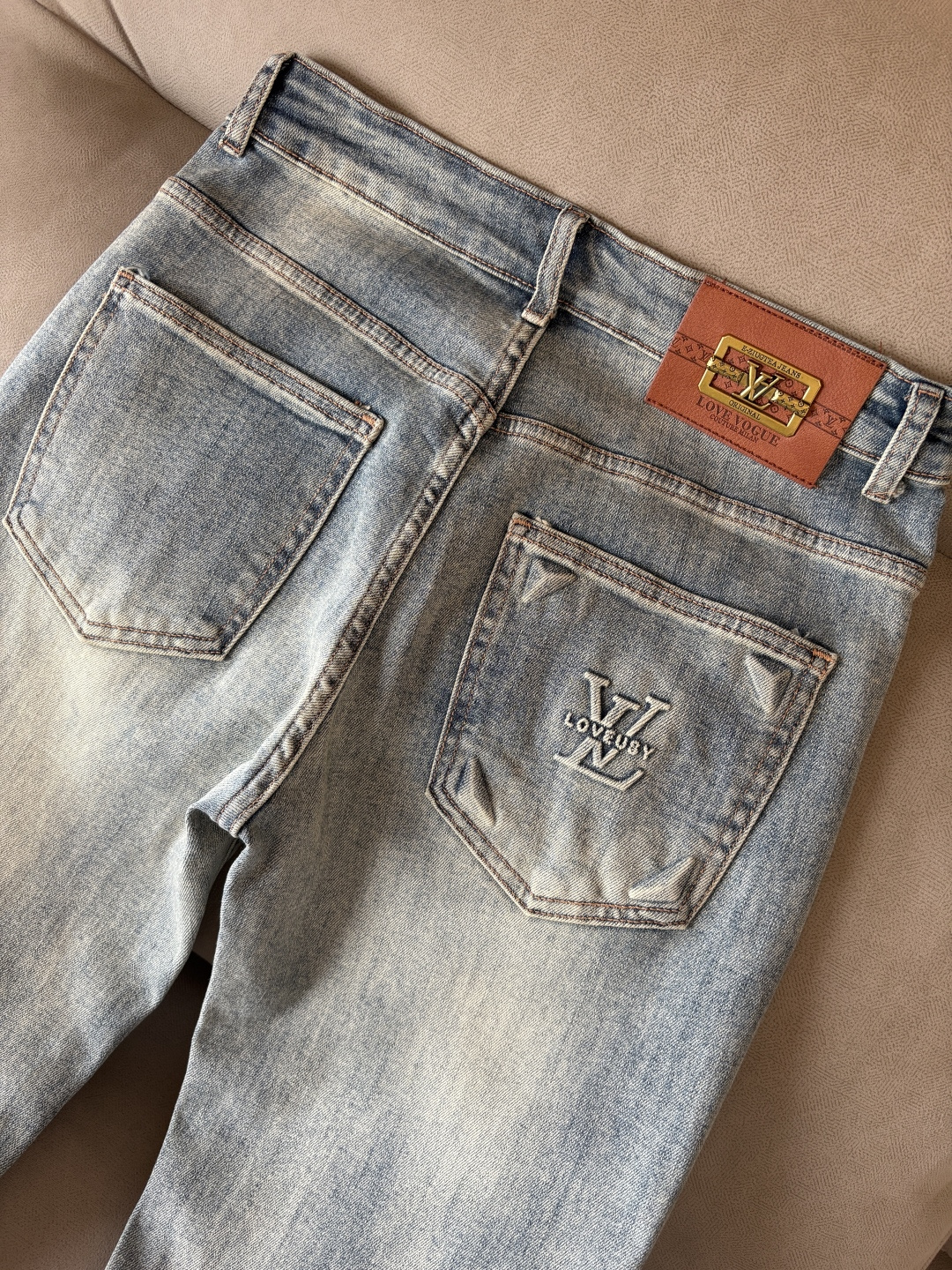 超级有范儿的一款牛仔裤，定制原版水洗牛仔面料，独特设计，顶级刺绣工艺字母图案logo，原版五金辅料装饰，