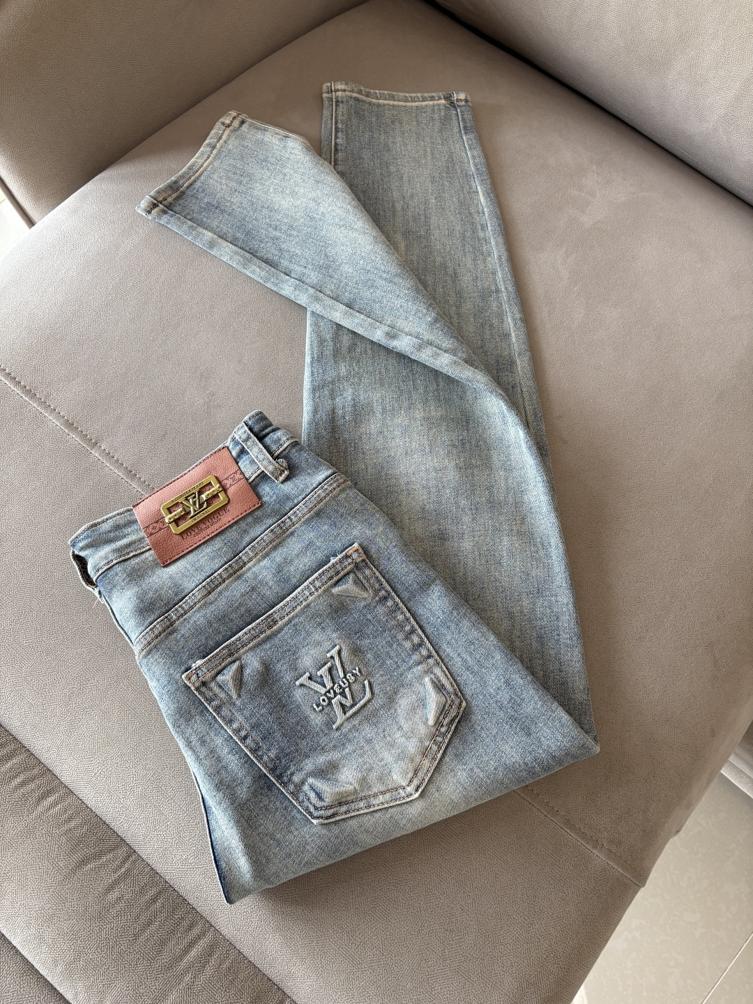 超级有范儿的一款牛仔裤，定制原版水洗牛仔面料，独特设计，顶级刺绣工艺字母图案logo，原版五金辅料装饰，