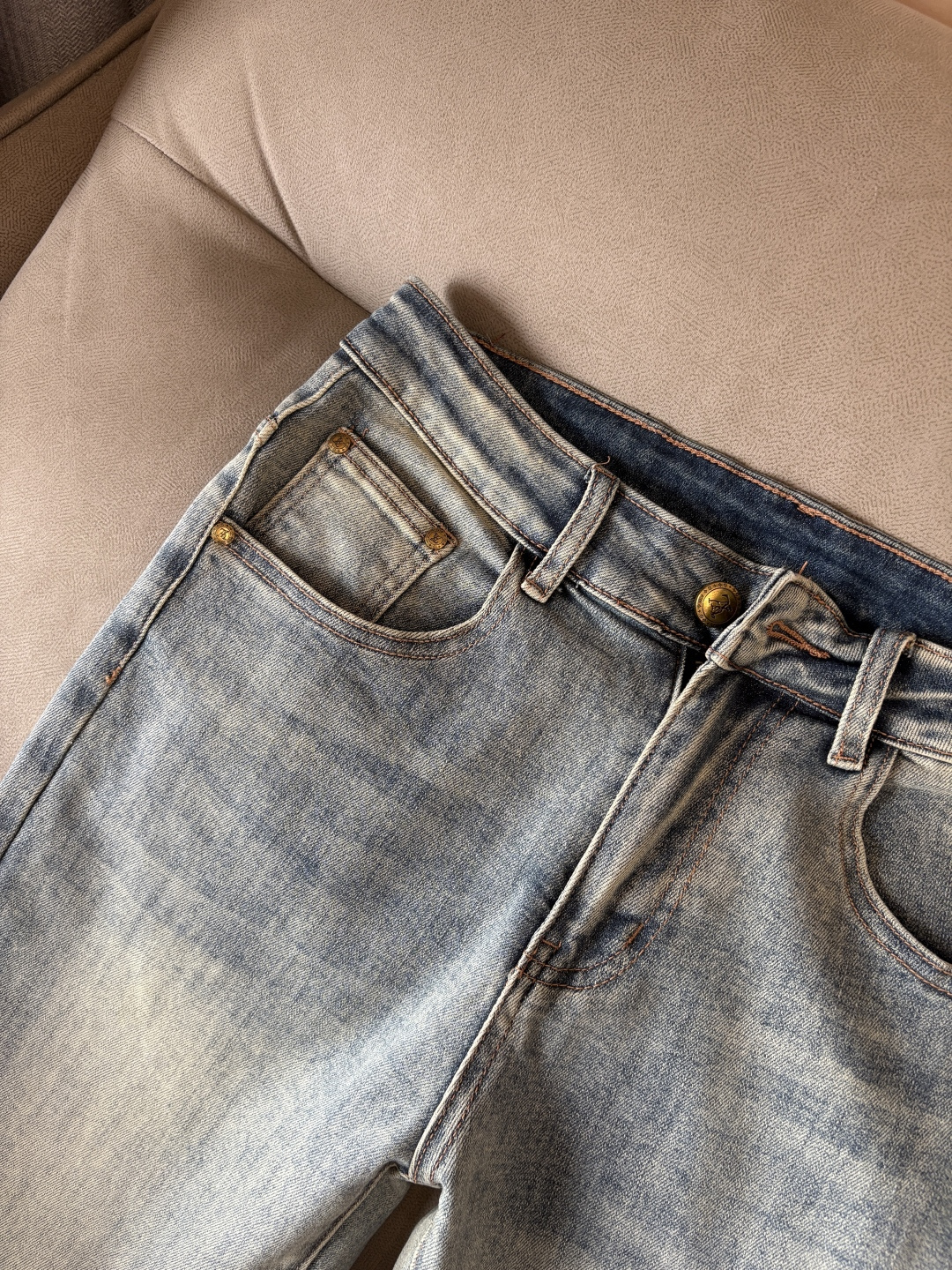 超级有范儿的一款牛仔裤，定制原版水洗牛仔面料，独特设计，顶级刺绣工艺字母图案logo，原版五金辅料装饰，